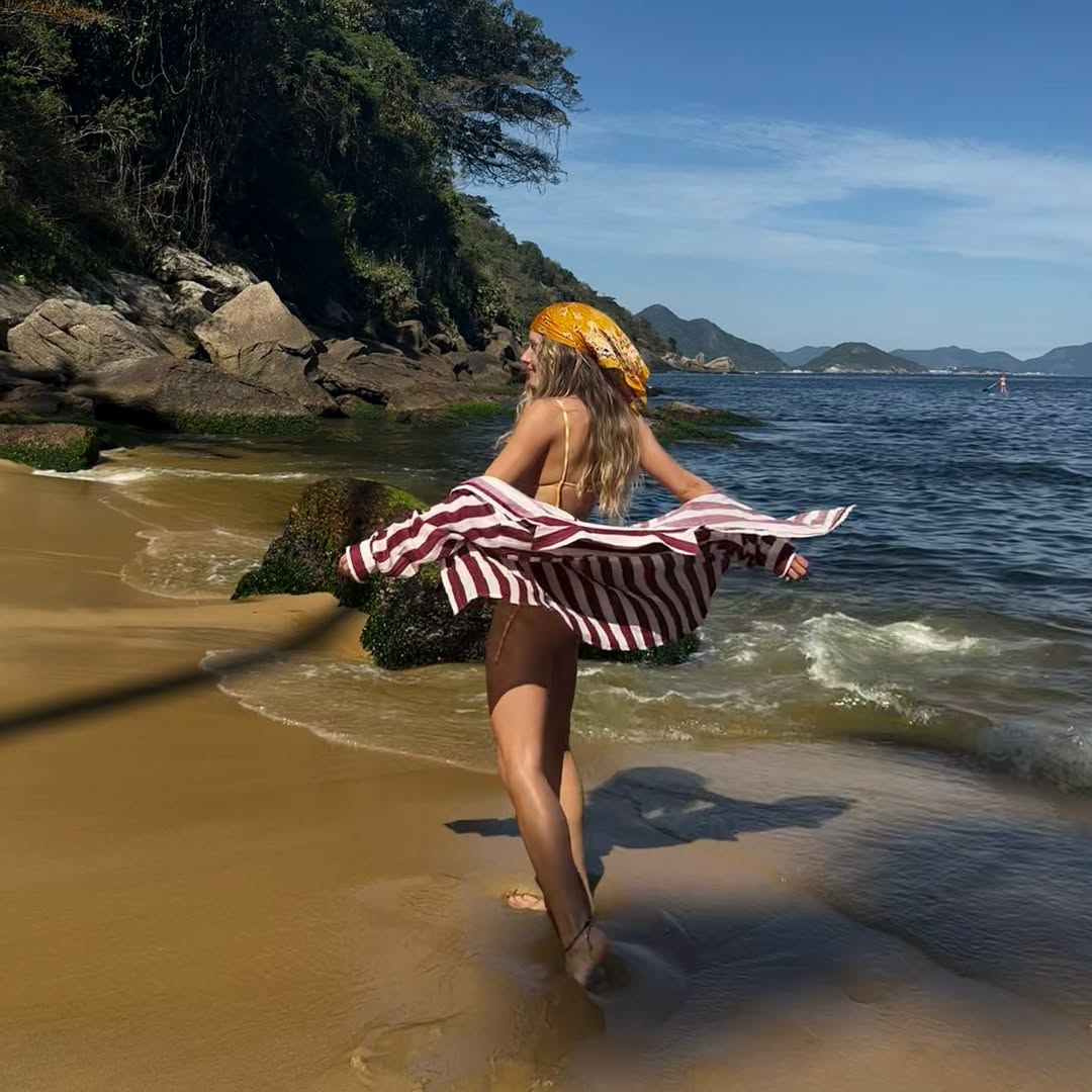 Laurita Fernández en bikini amarilla, pañuelo y camisa a rayas. (Foto: Instagram/@holasoylaurita)