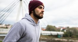 Adiós a los gorros sosos de siempre: este arrasa por protegerte del frío mientras escuchas música