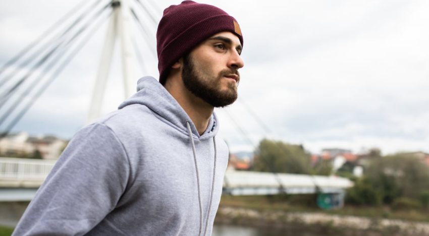 Adiós a los gorros sosos de siempre: este arrasa por protegerte del frío mientras escuchas música