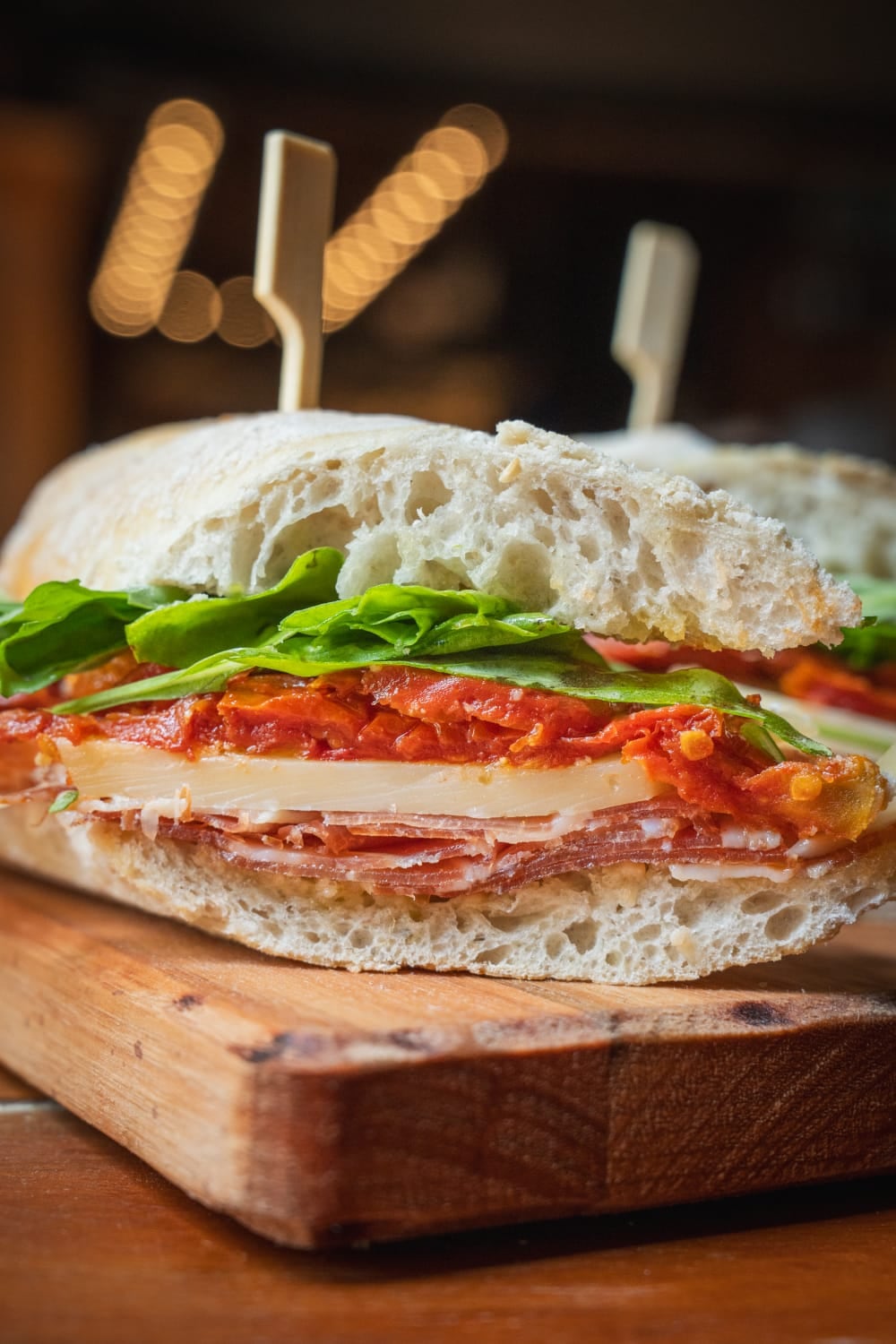 Lomo reserva, rúcula, parmesano, tomate seco y oliva extra virgen