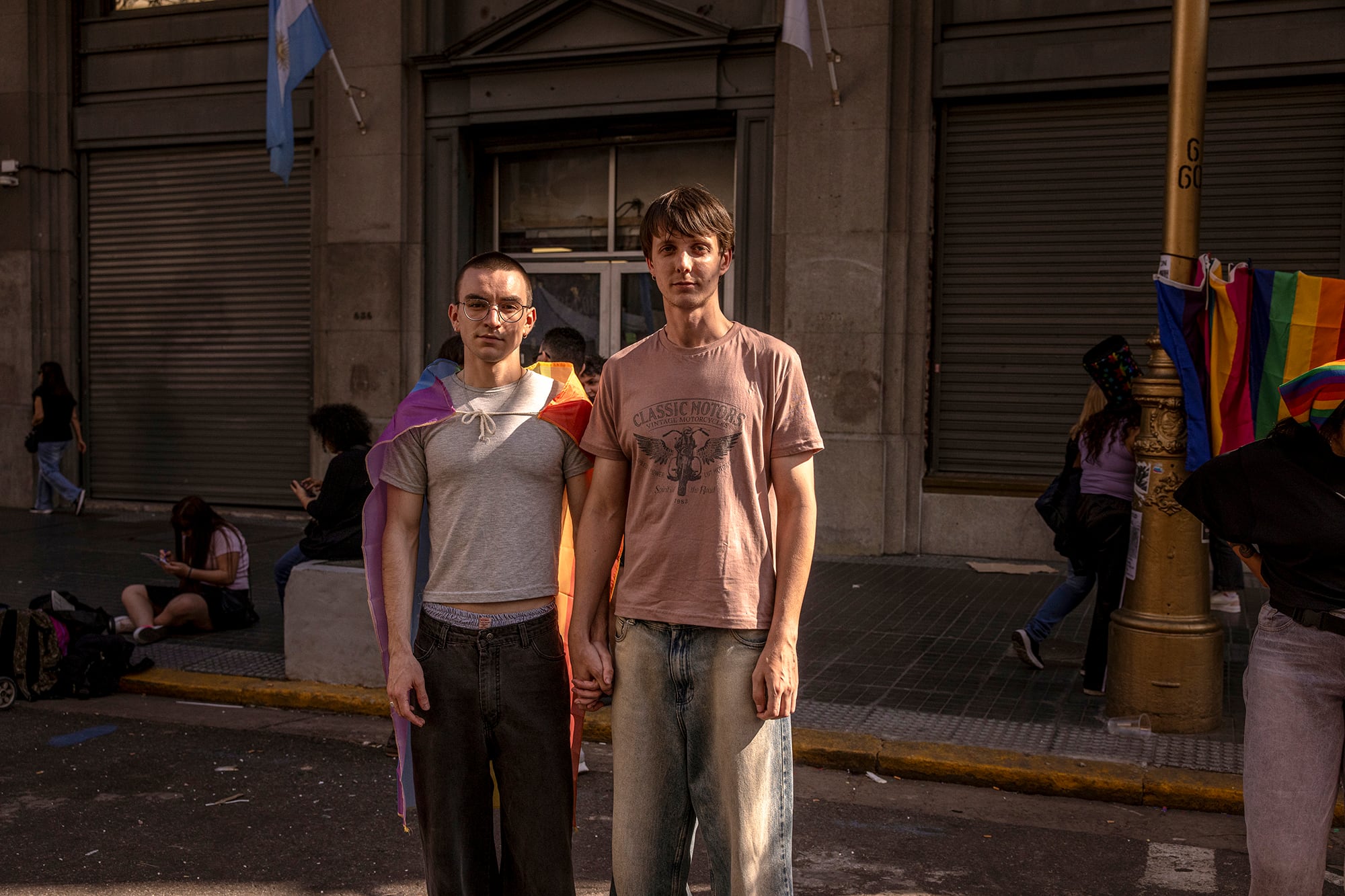 Marat Murzakhanov, izquierda, y su pareja Nikolai Soskov durante la Marcha del Orgullo en Buenos Aires