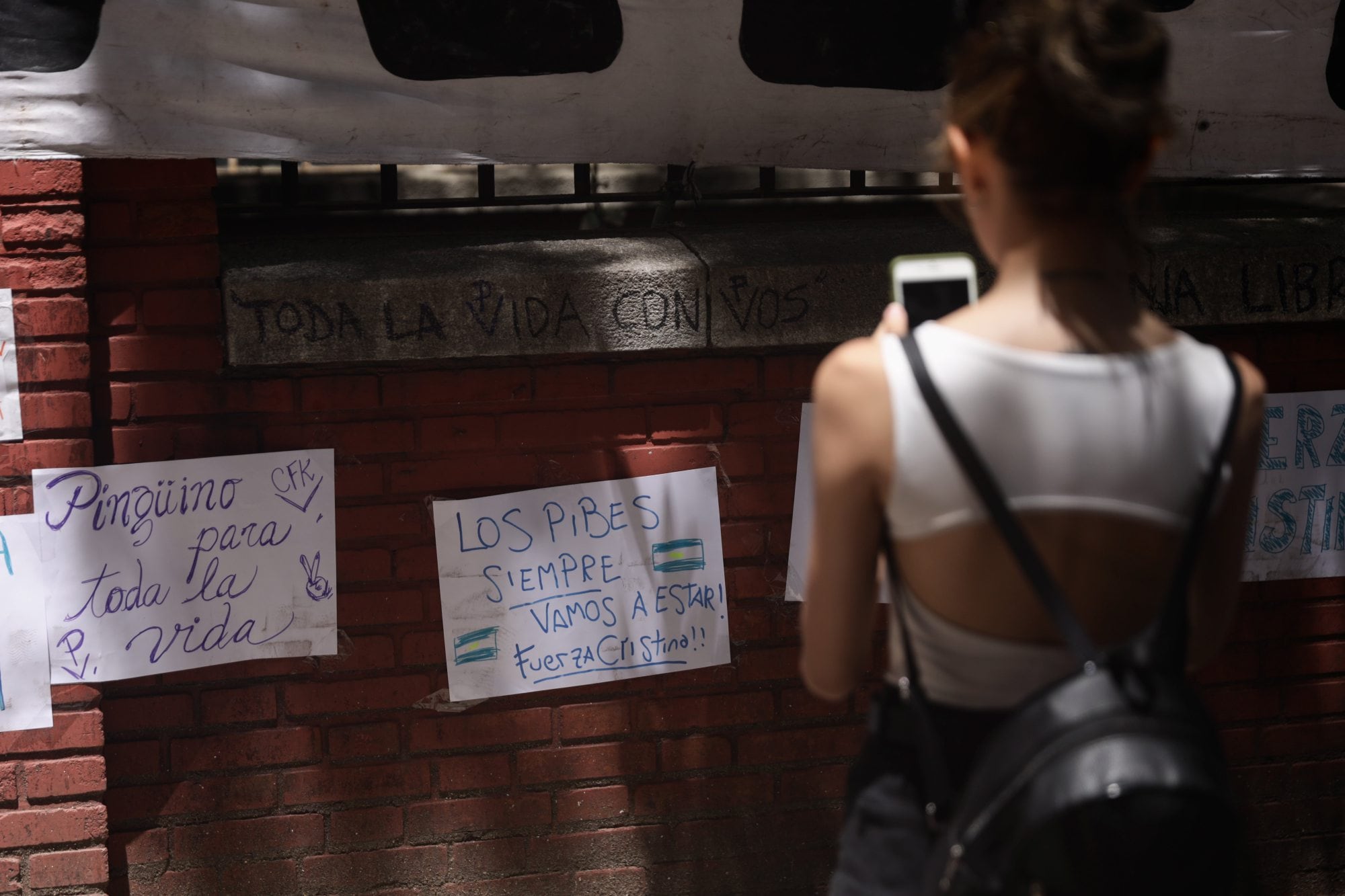 Simpatizantes acompañan la recuperación de Cristina Kirchner con mensajes de apoyo