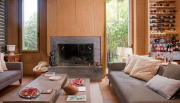 “Vivir de vacaciones”. Él es arquitecto y ella interiorista, comparten amor y trabajo y nos reciben en su casa de 600 metros