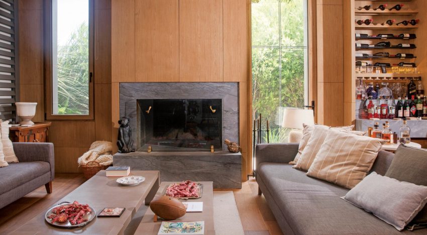 “Vivir de vacaciones”. Él es arquitecto y ella interiorista, comparten amor y trabajo y nos reciben en su casa de 600 metros