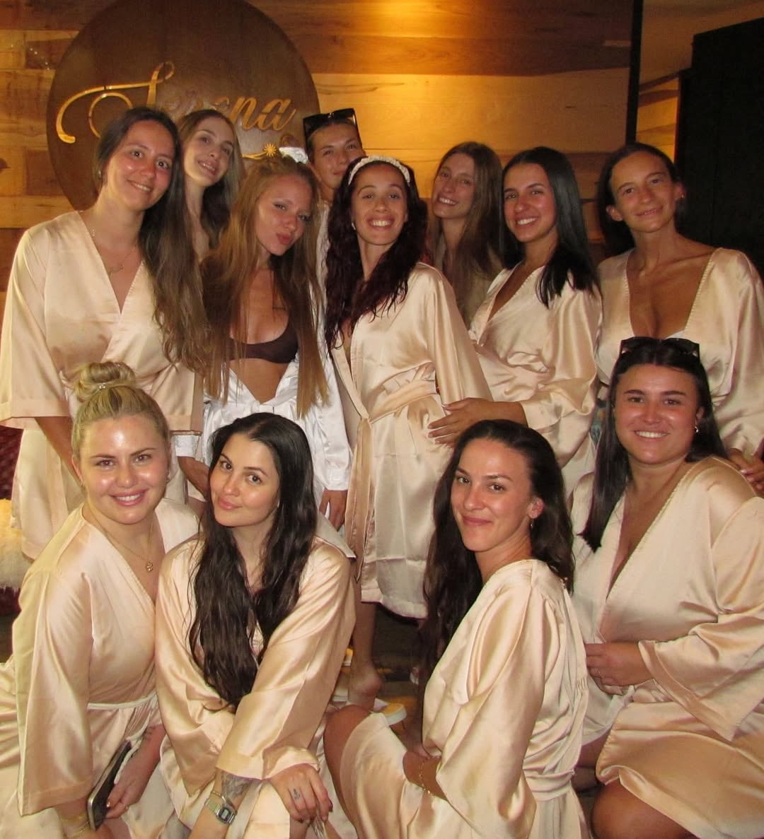 Rocío Pardo y sus invitadas fueron deleitadas con batas personalizadas (Foto: Instagram/@rrociopardo)