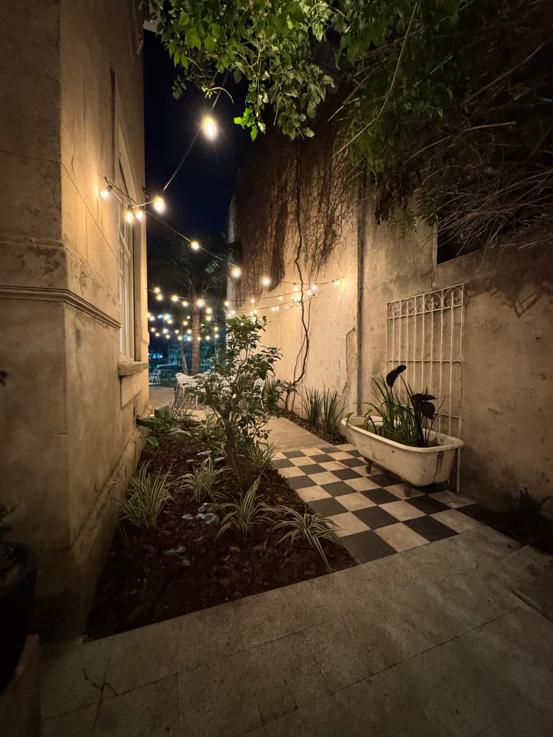 Por la noche, la magia de la casa cobra otro encanto