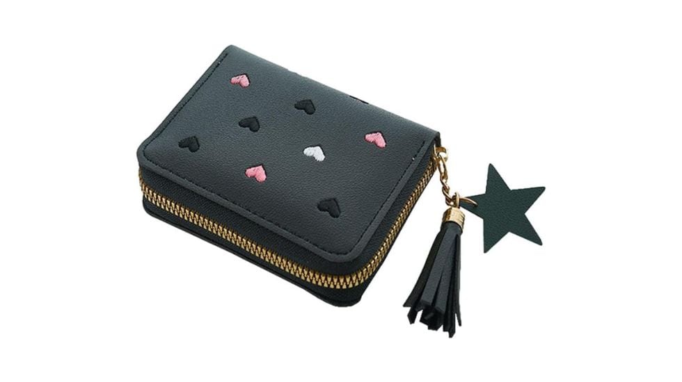 Monedero de cremallera con estampado de corazones.