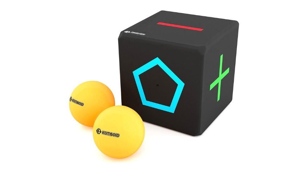 Incluye un cubo y dos pelotas.