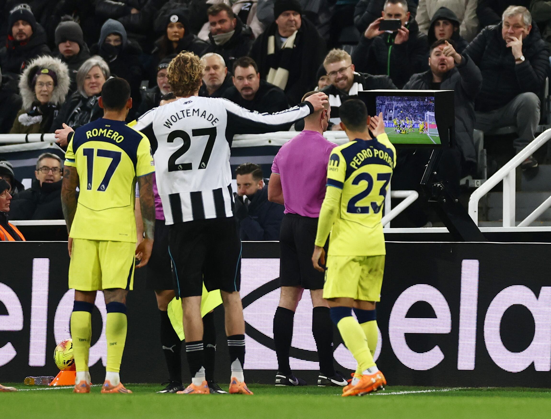 Newcastle vs Tottenham por la fecha 14 de la Premier League del 2025.