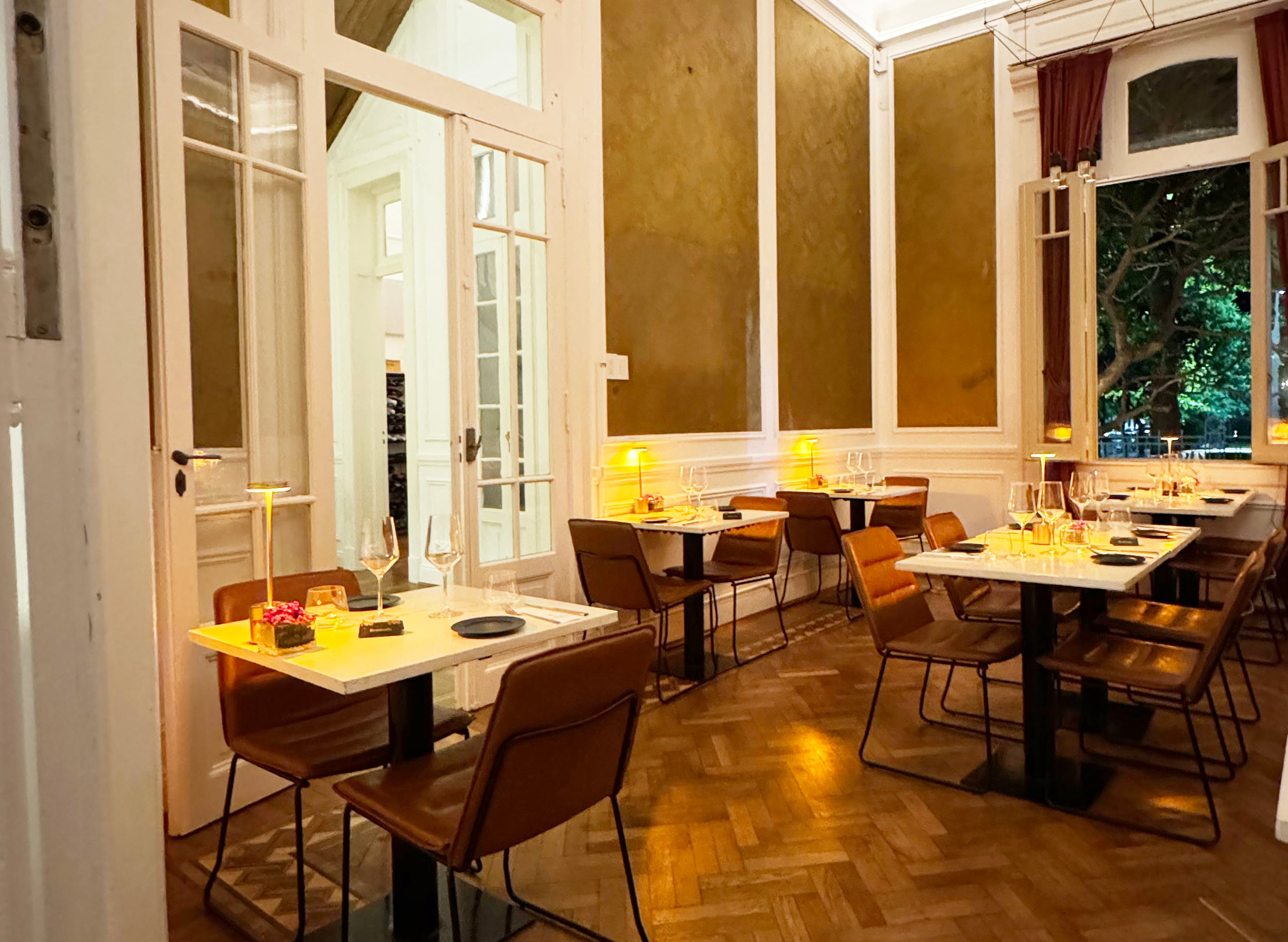 El salón interior conserva el parquet original, y las amplias aberturas.