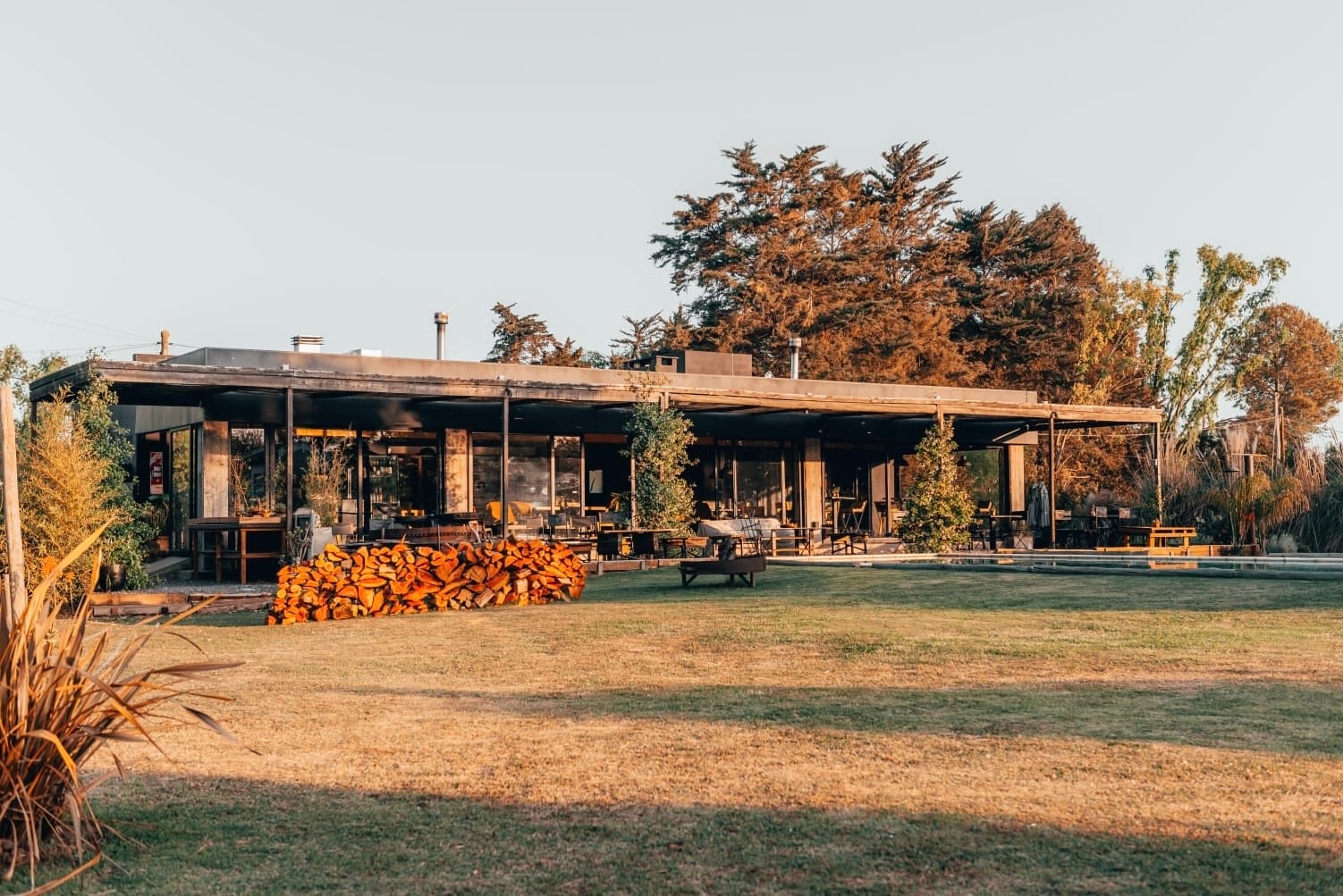 La construcción de hormigón se levanta en medio del parque, rodeado de un verde vibrante, una piscina y la huerta