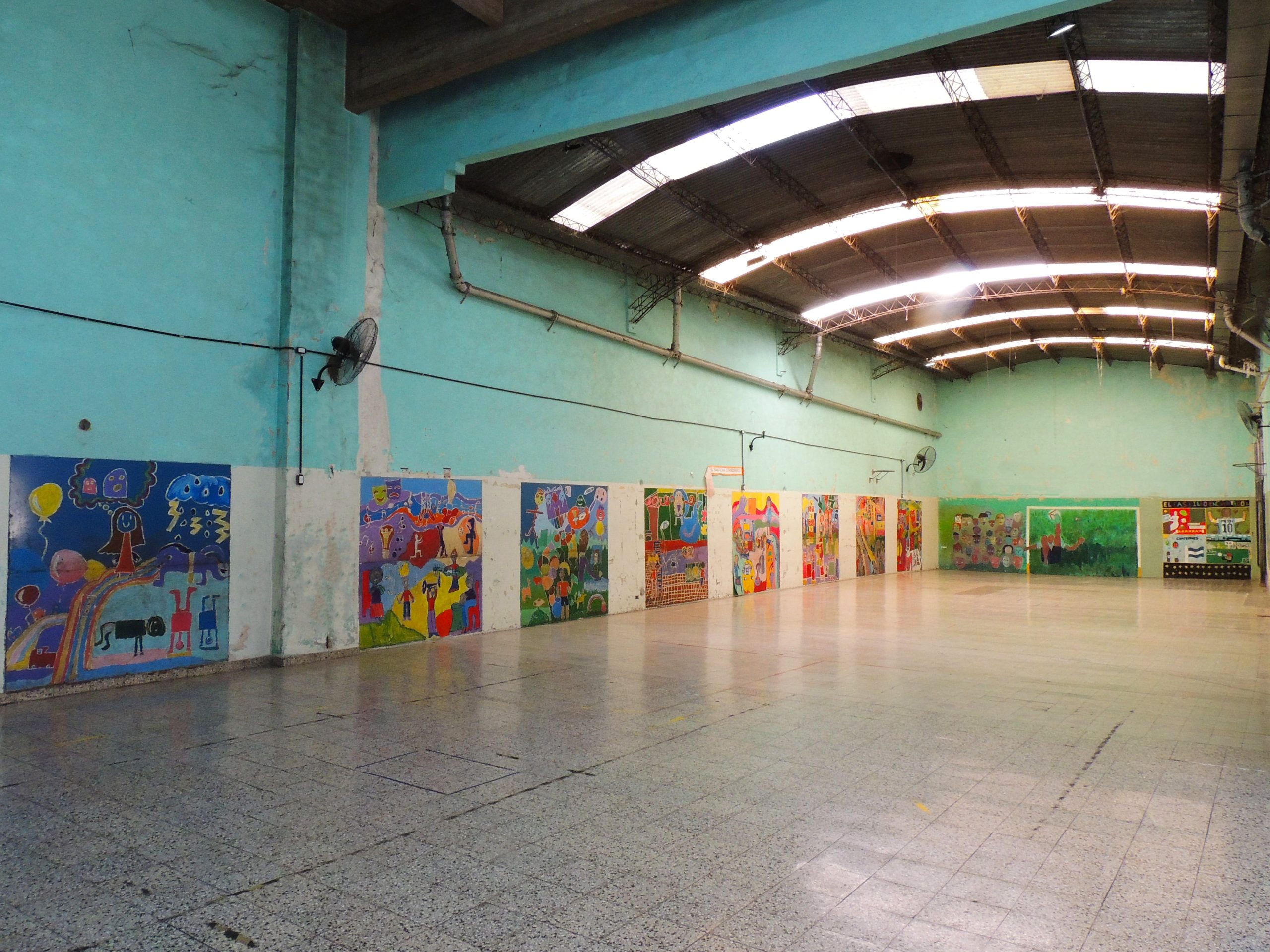 El gimnasio tiene murales pintados por los alumnos