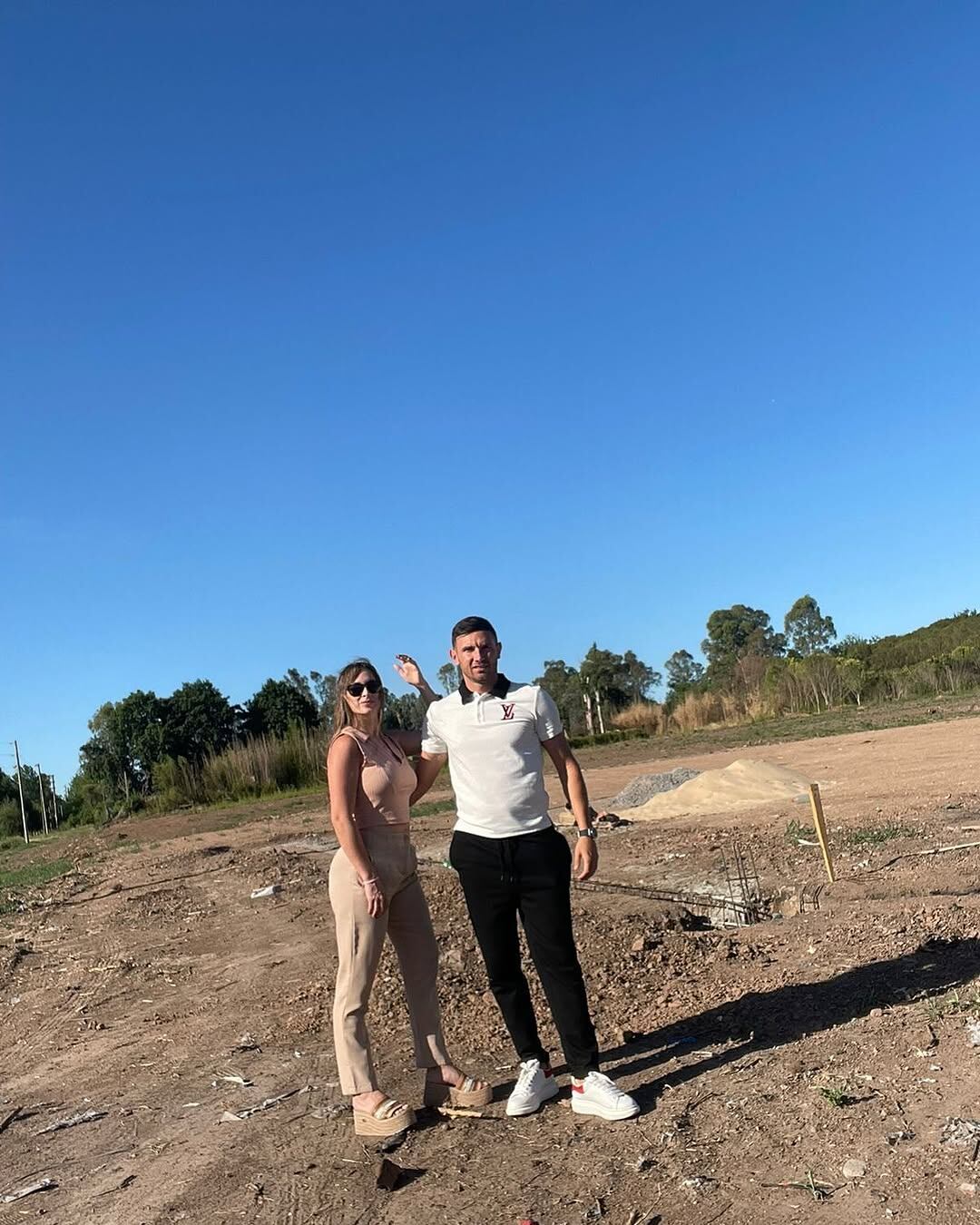 Maravilla Martínez junto a su esposa Anabella en los terrenos de su complejo. (Foto: @complejo_adrianmartinez09 vía Instagram)