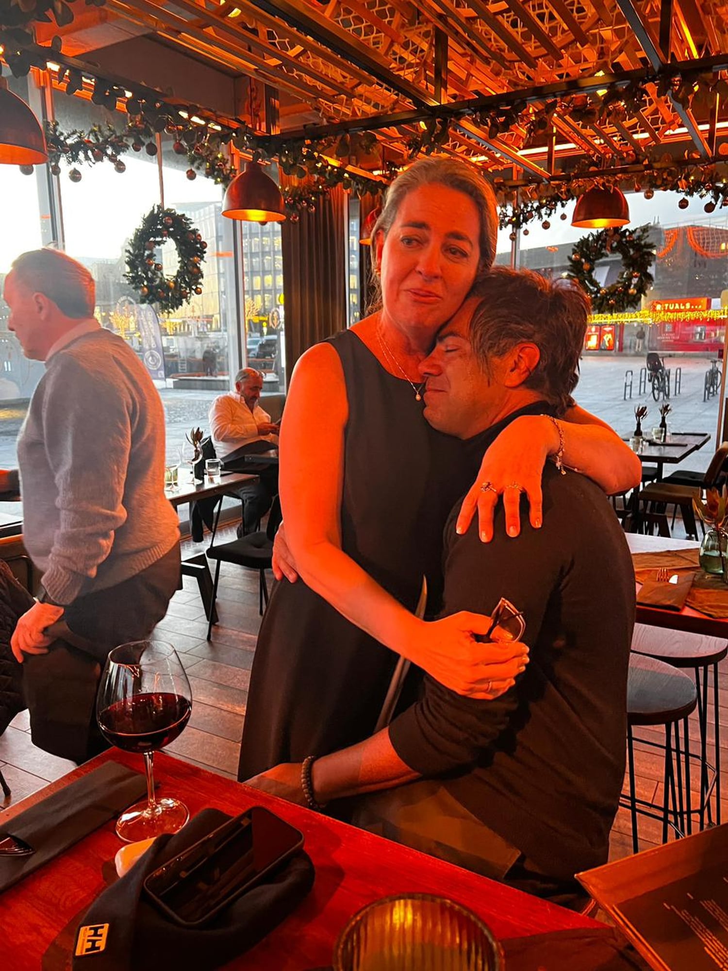 La emoción del consultor argentino Patricio Hernández junto a Magalli Meda, en Oslo