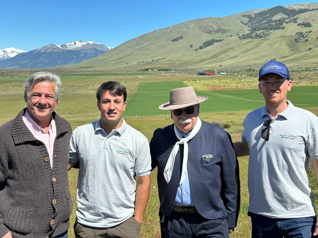 El presidente de la Sociedad Rural Argentina (SRA), Nicolás Pino; Tomás Ciurlanti; el administrador rural Marcelino Díaz y Nicolás Zuber, en la Estancia Alice, en Santa Cruz