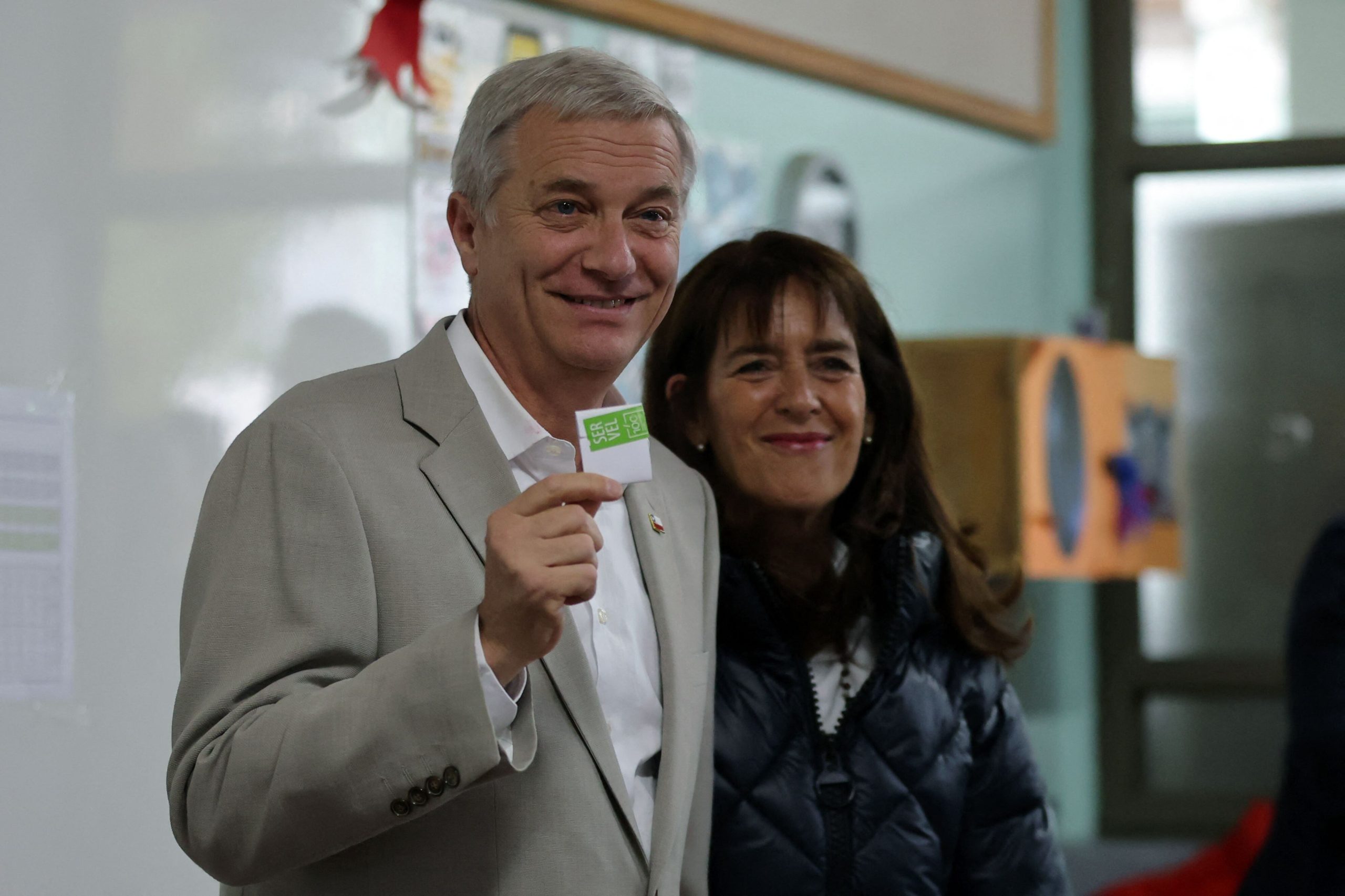 El candidato presidencial chileno José Antonio Kast, del Partido Republicano, posa para una fotografía con su esposa María Pía Adriasola antes de emitir su voto durante la segunda vuelta de las elecciones presidenciales en Paine, al sur de Santiago, el 14 de diciembre