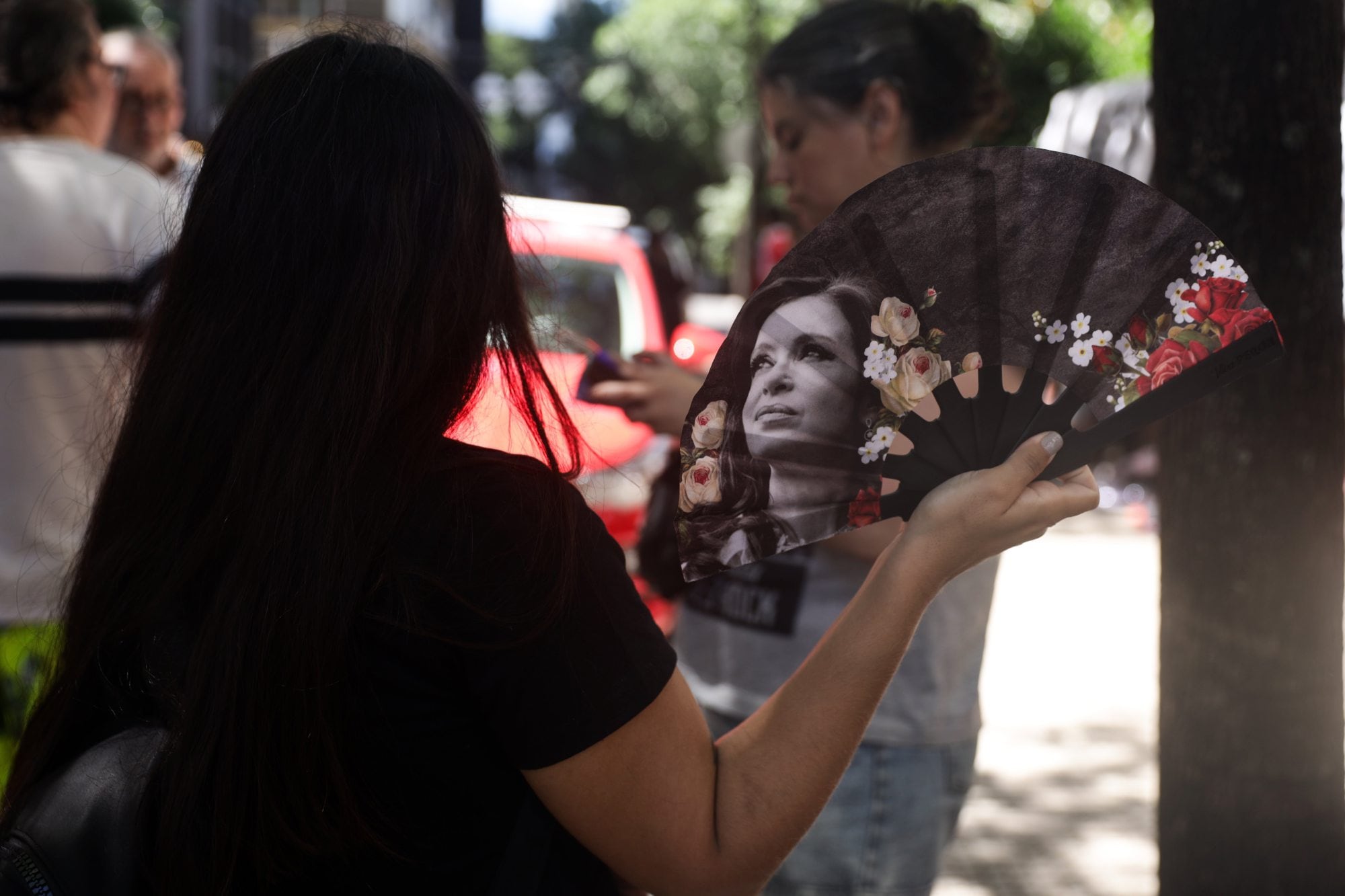 Simpatizantes se acercaron hasta el sanatorio Otamendi con carteles, accesorios y banderas con la cara de Cristina Kirchner