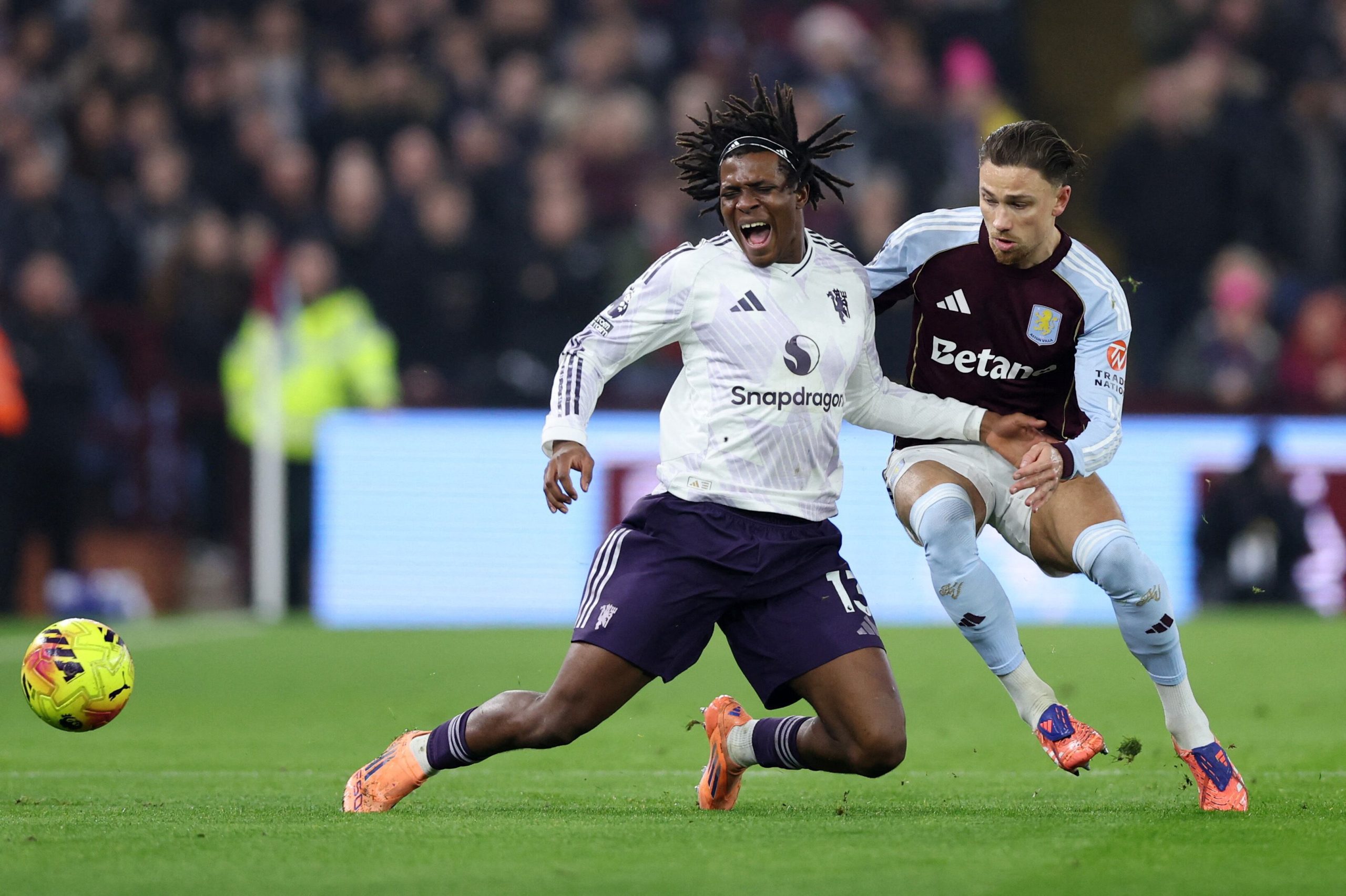 Aston Villa vs Man. United por la fecha 17 de la Premier League del 2025.