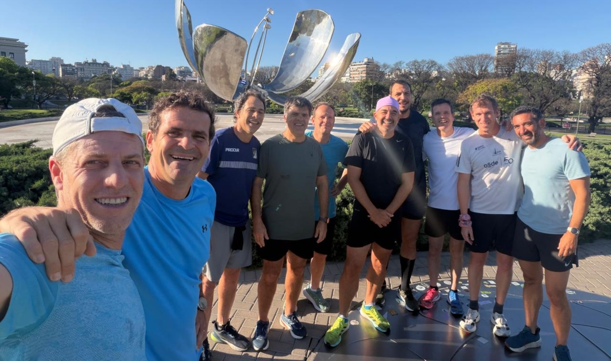 Con sus amigos deportistas.