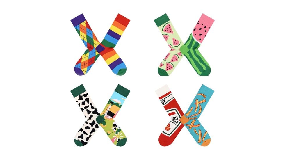 Calcetines con dibujos diferentes en cada pie.