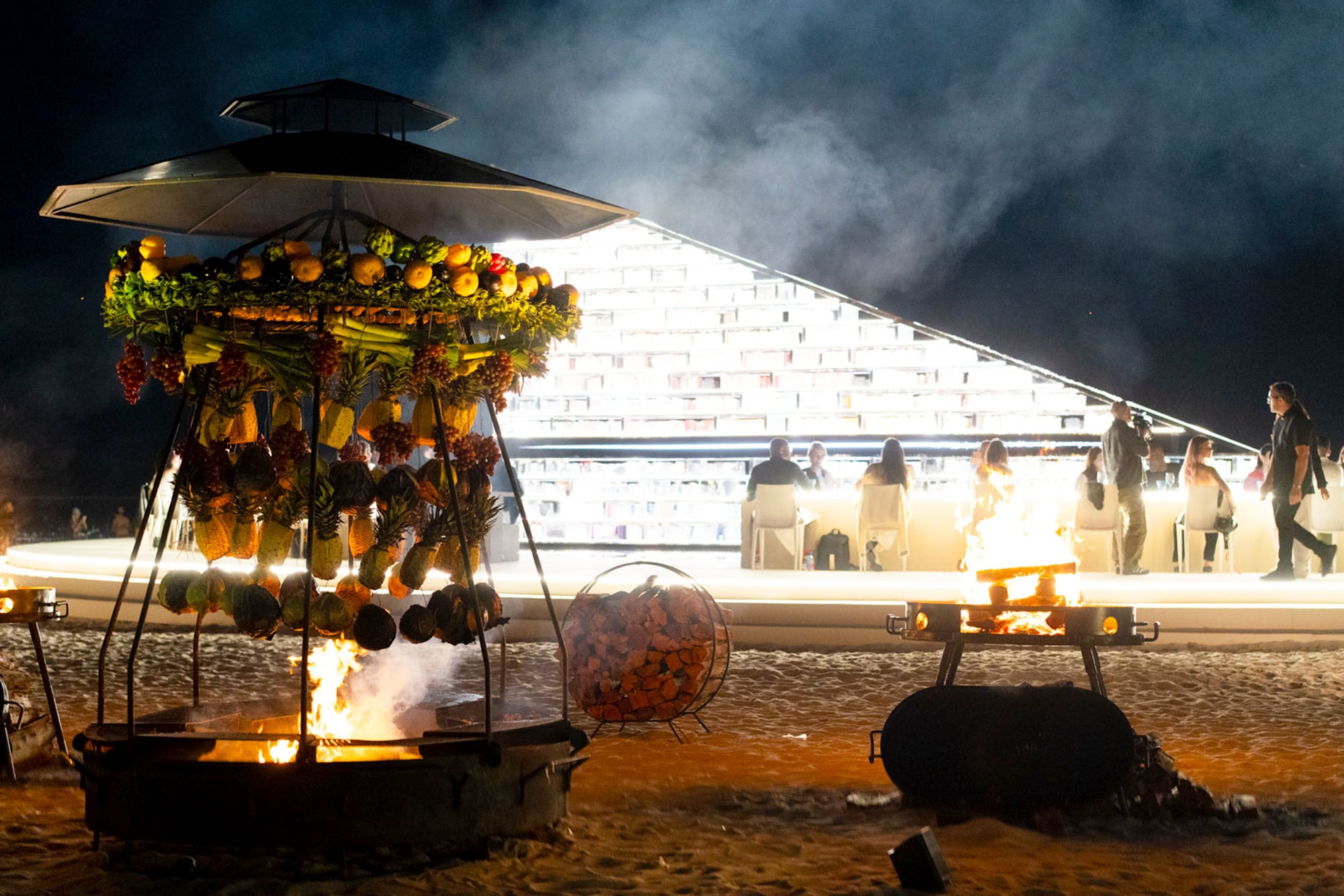 En primer plano, el fogón donde Mallmann asó frutas y verduras como parte de su menú de cuatro pasos de la noche
