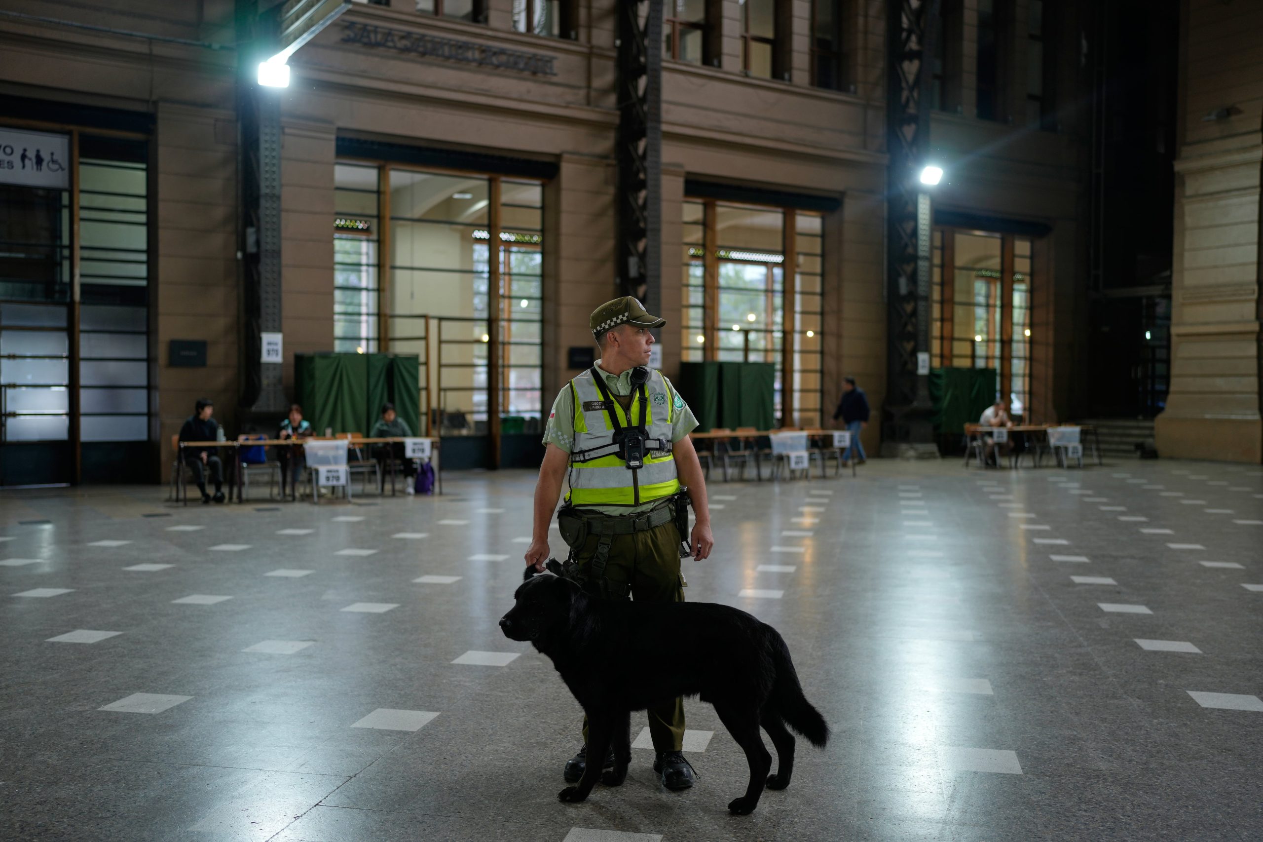La policía custodia el local de votación de la estación Mapocho durante la segunda vuelta de las elecciones presidenciales en Santiago de Chile, el domingo 14 de diciembre de 2025.