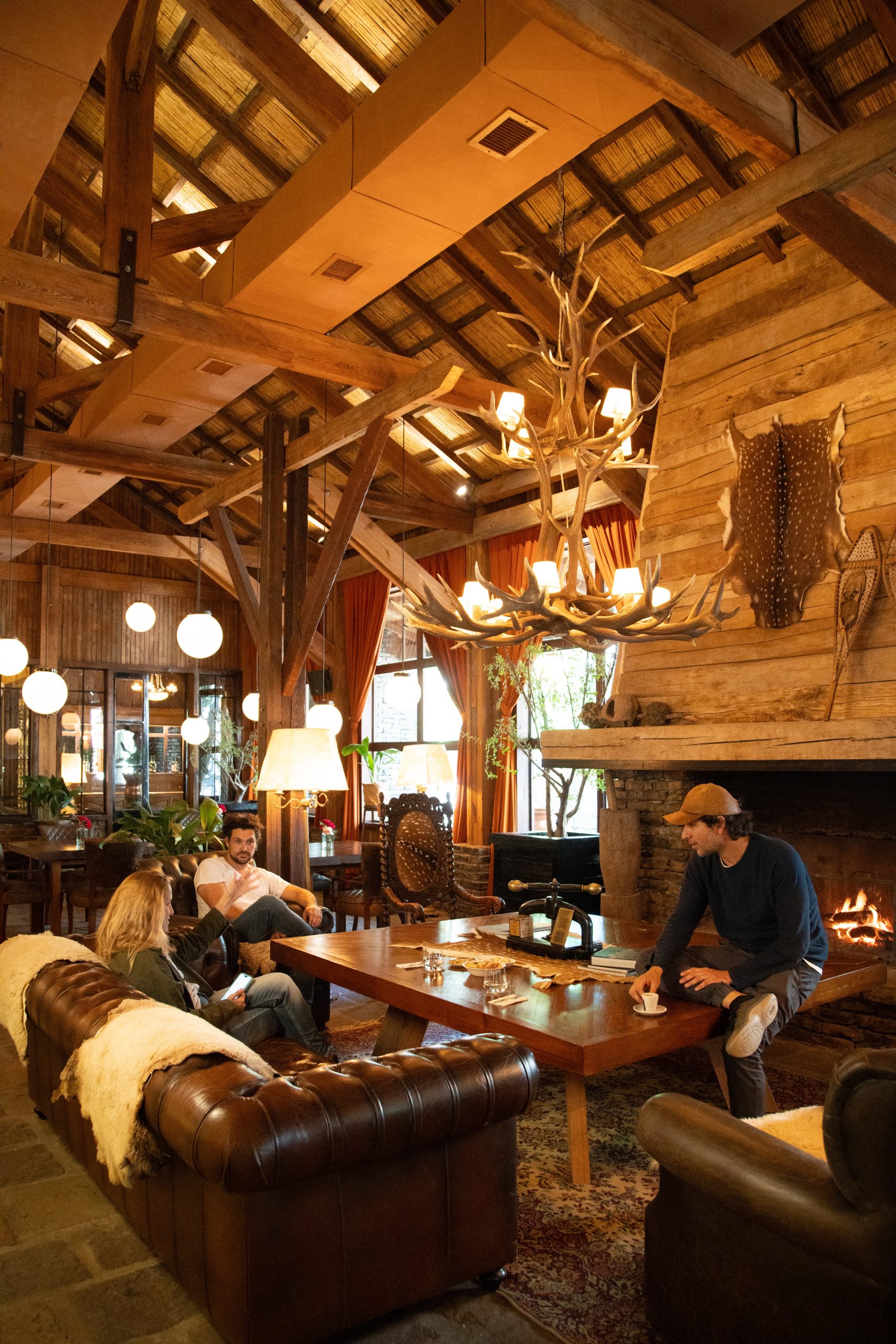 El Chupacabras whisky boutique & club es un cálido espacio donde se pueden degustar los whiskies de la casa acompañados de un tapeo