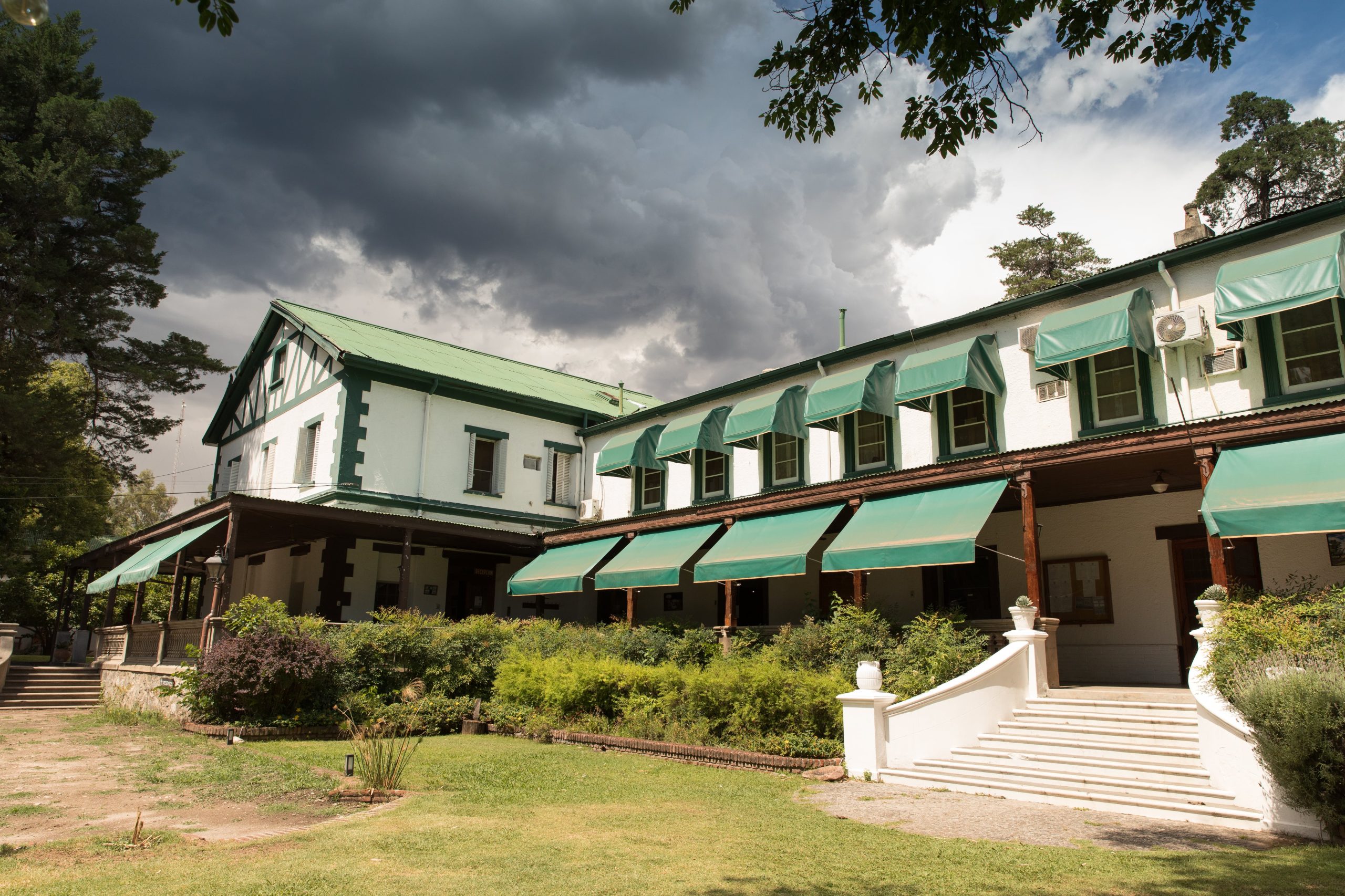 Hotel Yacanto, construido hace más de 100 años por las empresas británicas que operaban los ferrocarriles.