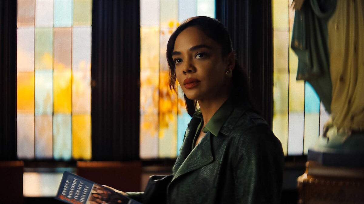 Tessa Thompson es Anna, un periodista y presentadora de televisión que retorna a su pueblo por un asesinato misterioso