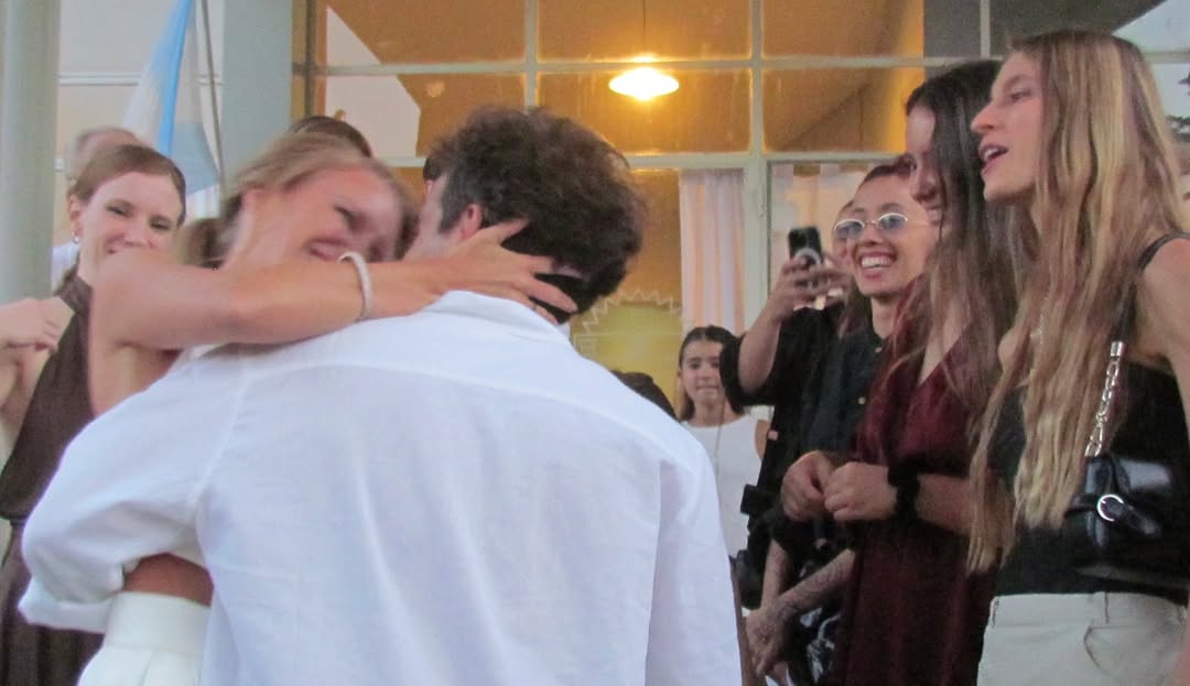 Nicolás Cabré y Rocío Pardo, minutos después de firmar la libreta en el civil. (Foto: Instagram/rrociopardo).