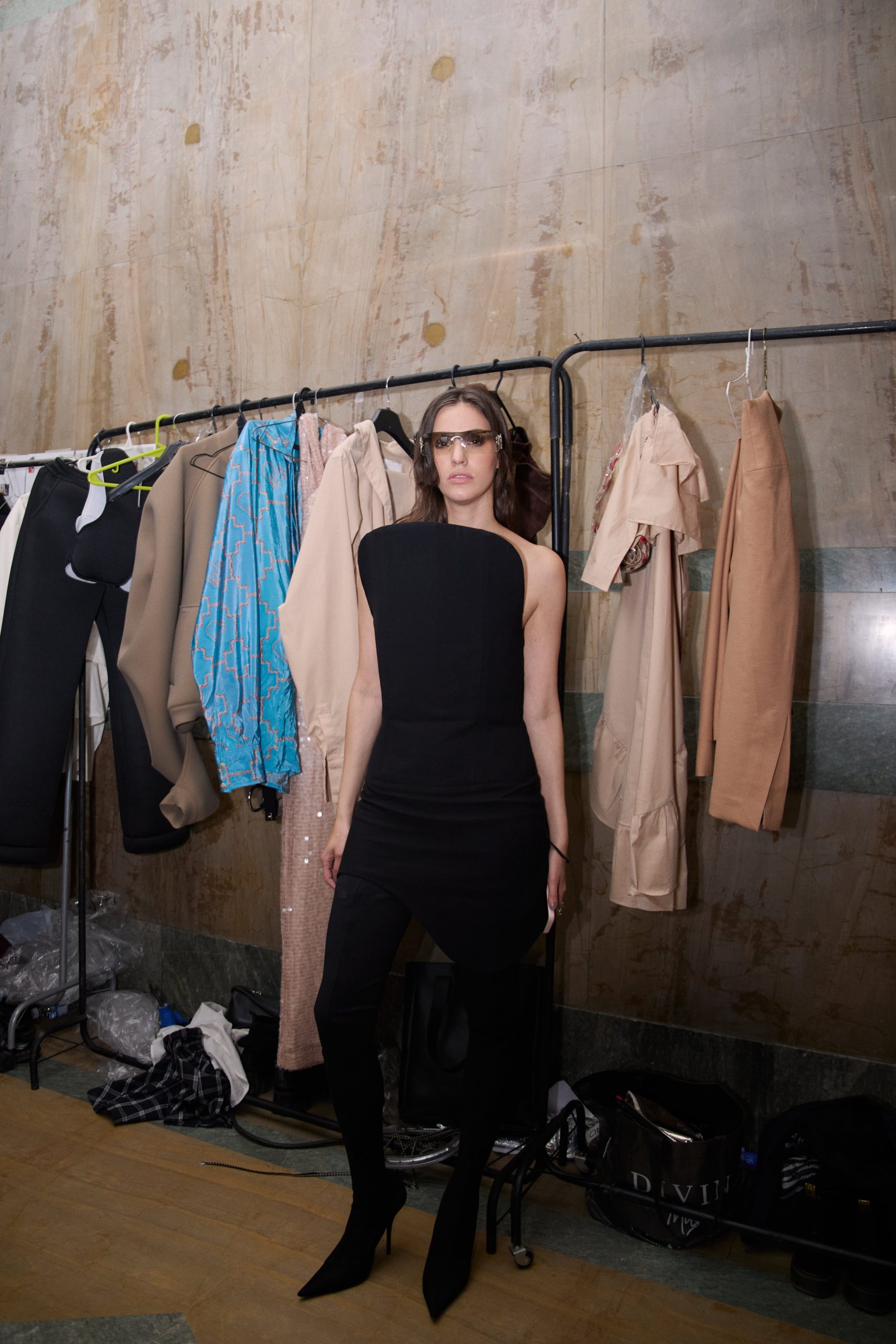 Su carácter es una combinación de disciplina académica y con tendencias rupturistas, reflejo de su formación y experiencias.