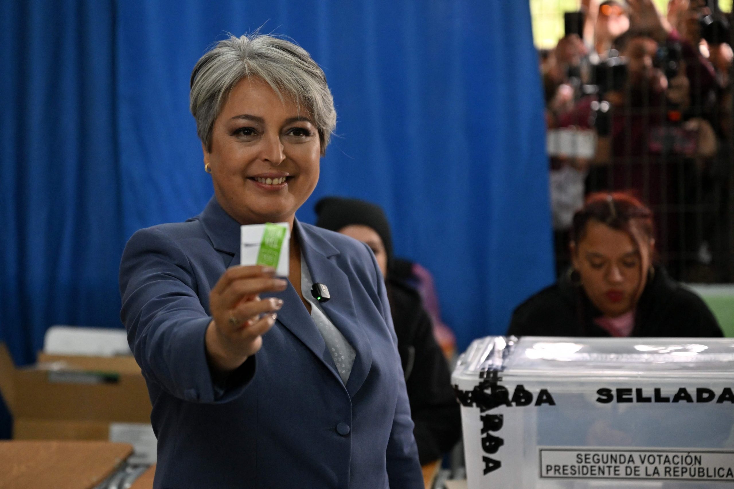 La candidata presidencial de Chile, Jeannette Jara, de la coalición Unidad por Chile, muestra su papeleta antes de emitir su voto durante la segunda vuelta de las elecciones presidenciales en Santiago el 14 de diciembre de 2025