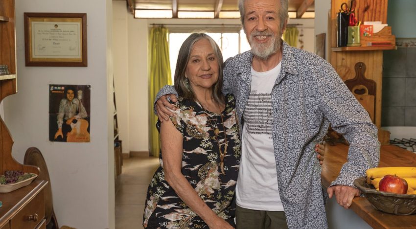 “Me hizo valorar estar vivo”. A los 79, el querido cantante Donald posa con su gran amor y nos revela cómo enfrenta el mal de Parkison