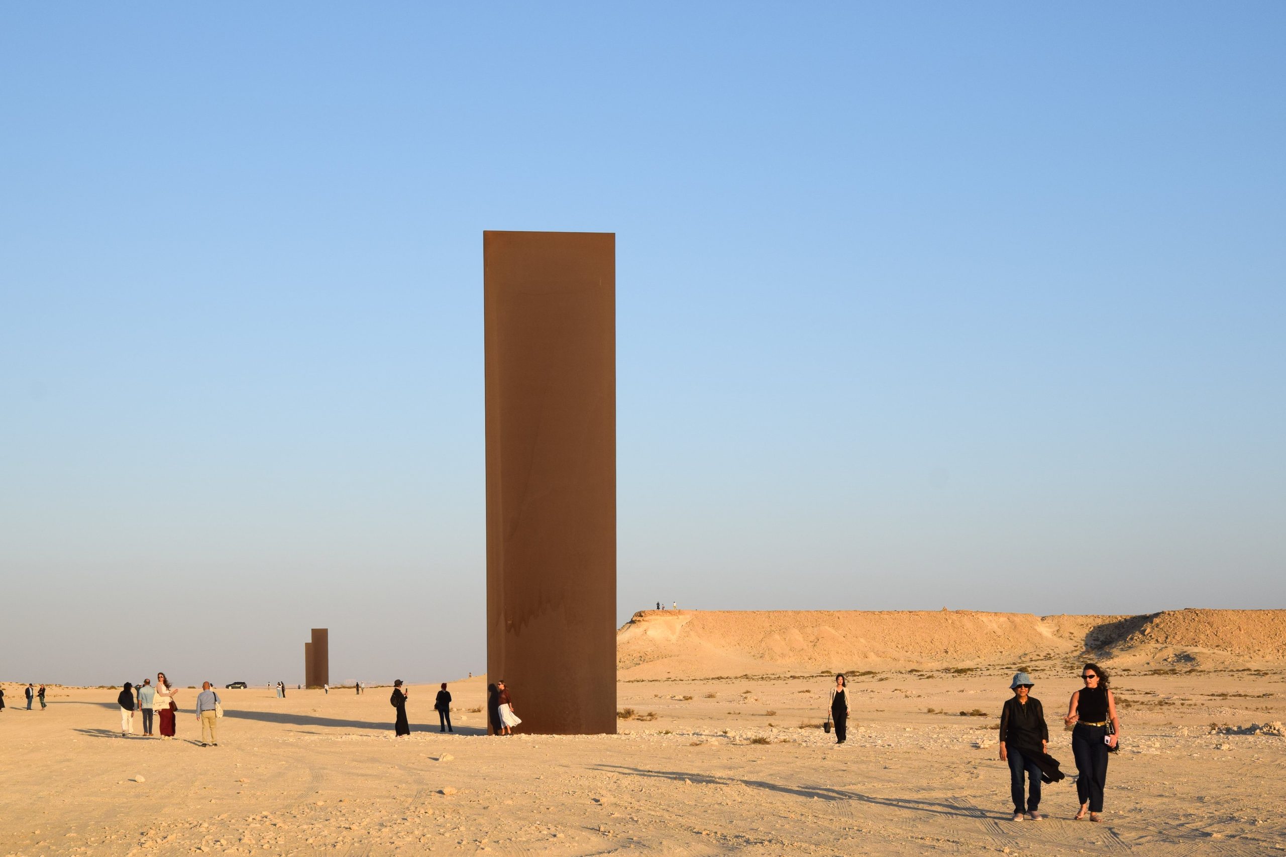 “East-West / West-East” (Este-Oeste / Oeste-Este), la obra del artista estadounidense Richard Serra
