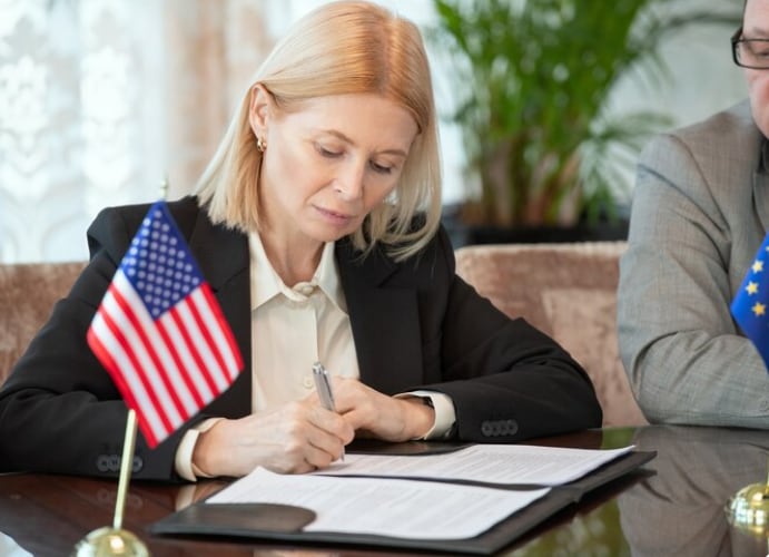 Los estafadores se hacen pasar por abogados o funcionarios de inmigración, incluso usan fotos reales para el engaño