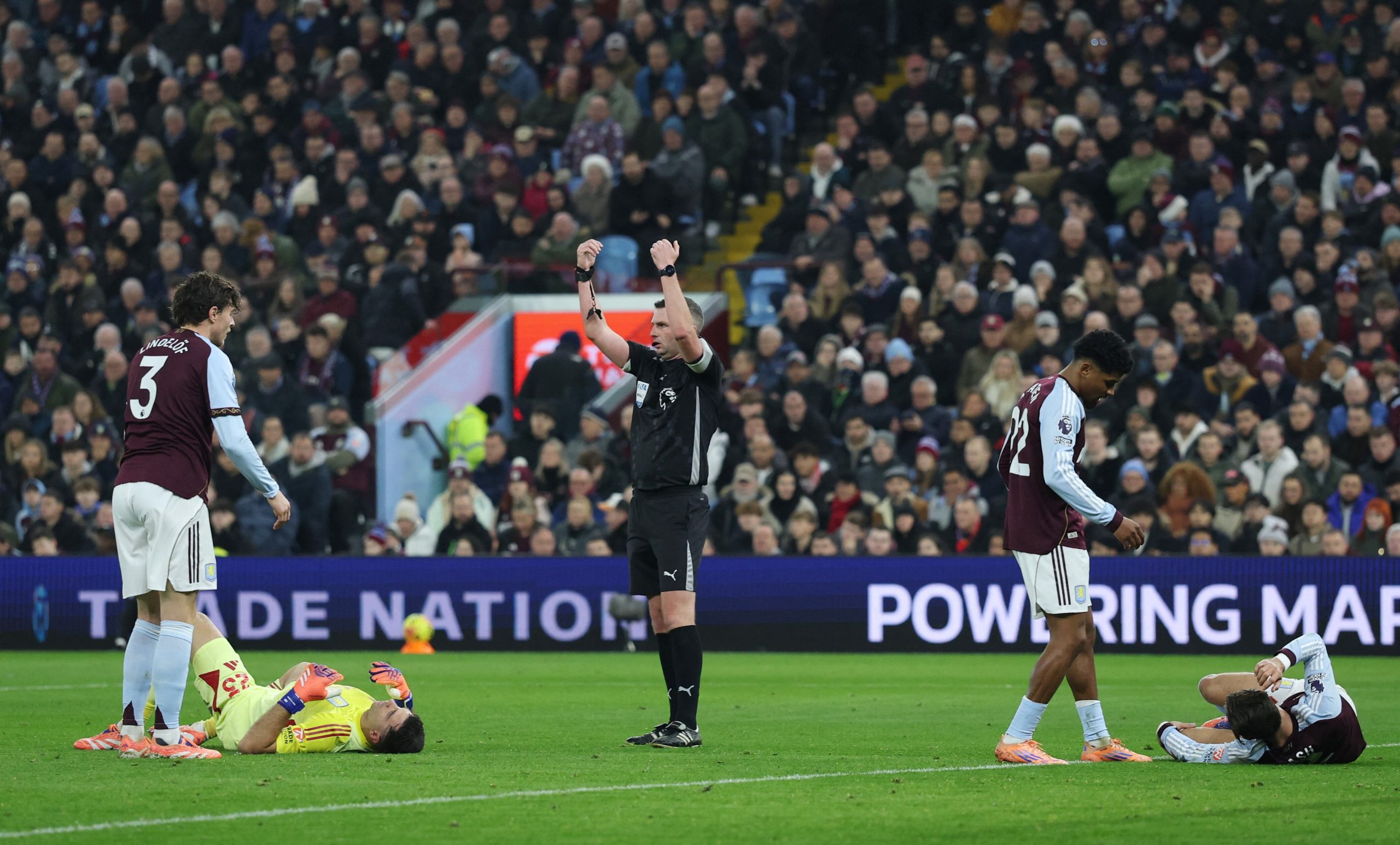 Aston Villa vs Man. United por la fecha 17 de la Premier League del 2025.