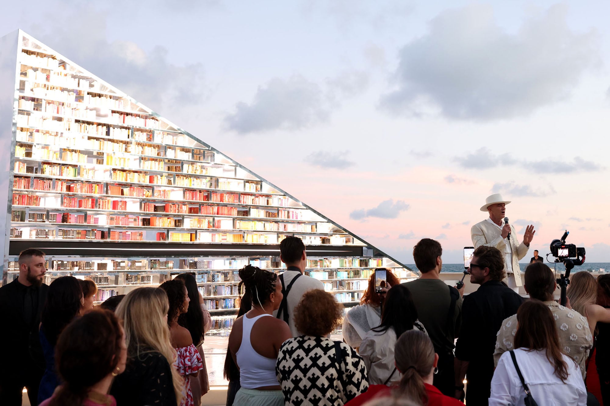 Faena habla al público en la inauguración de la instalación, con el mar a sus espaldas
