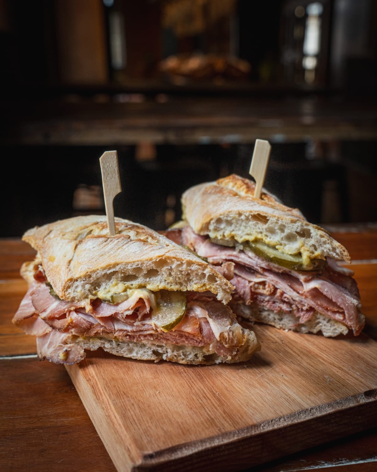 Bondiola ahumada y pepinillo dulce