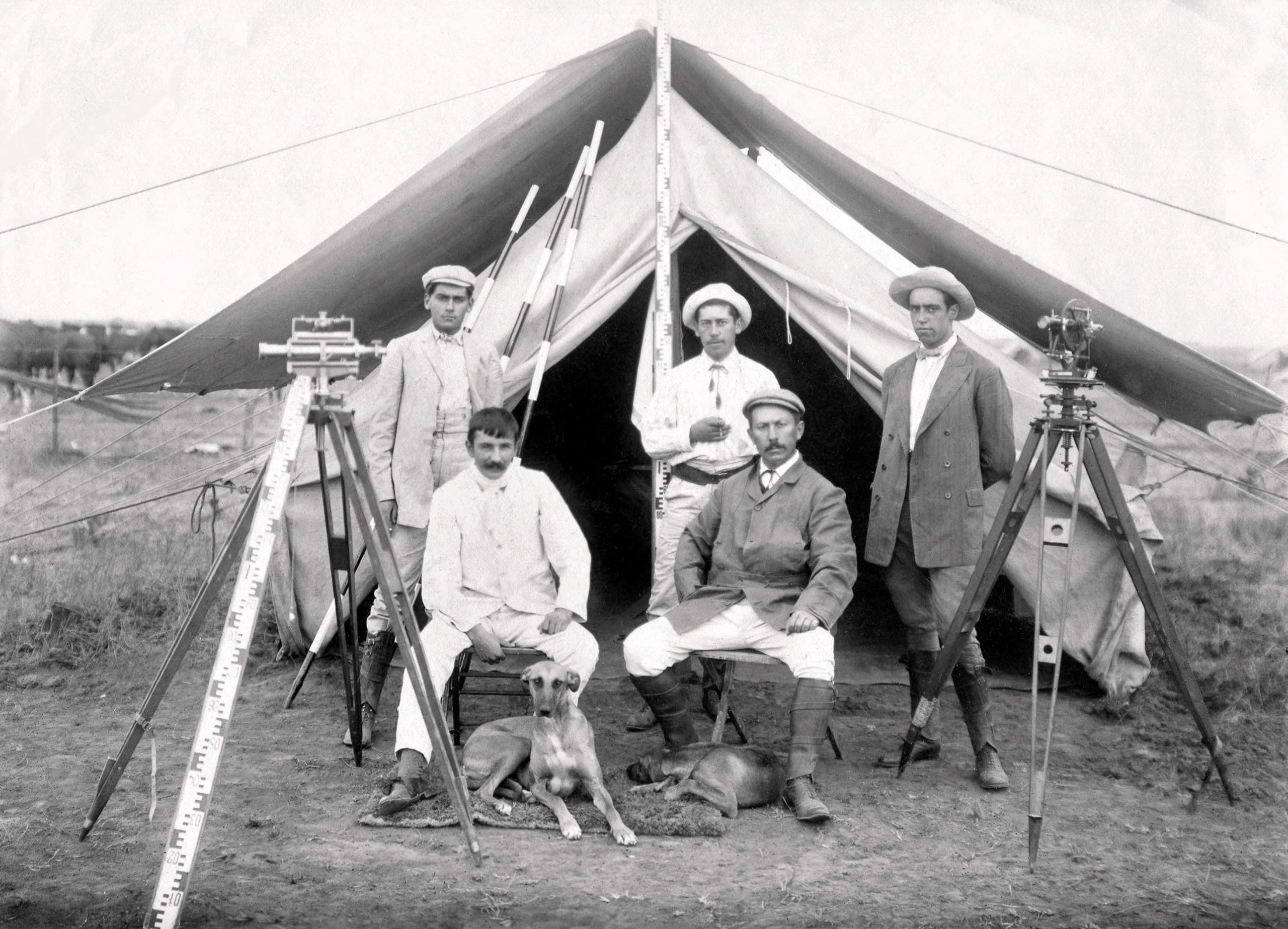 Campamento liderado por el Ingeniero Emilio Frey (en el centro, sentado, de gorra)