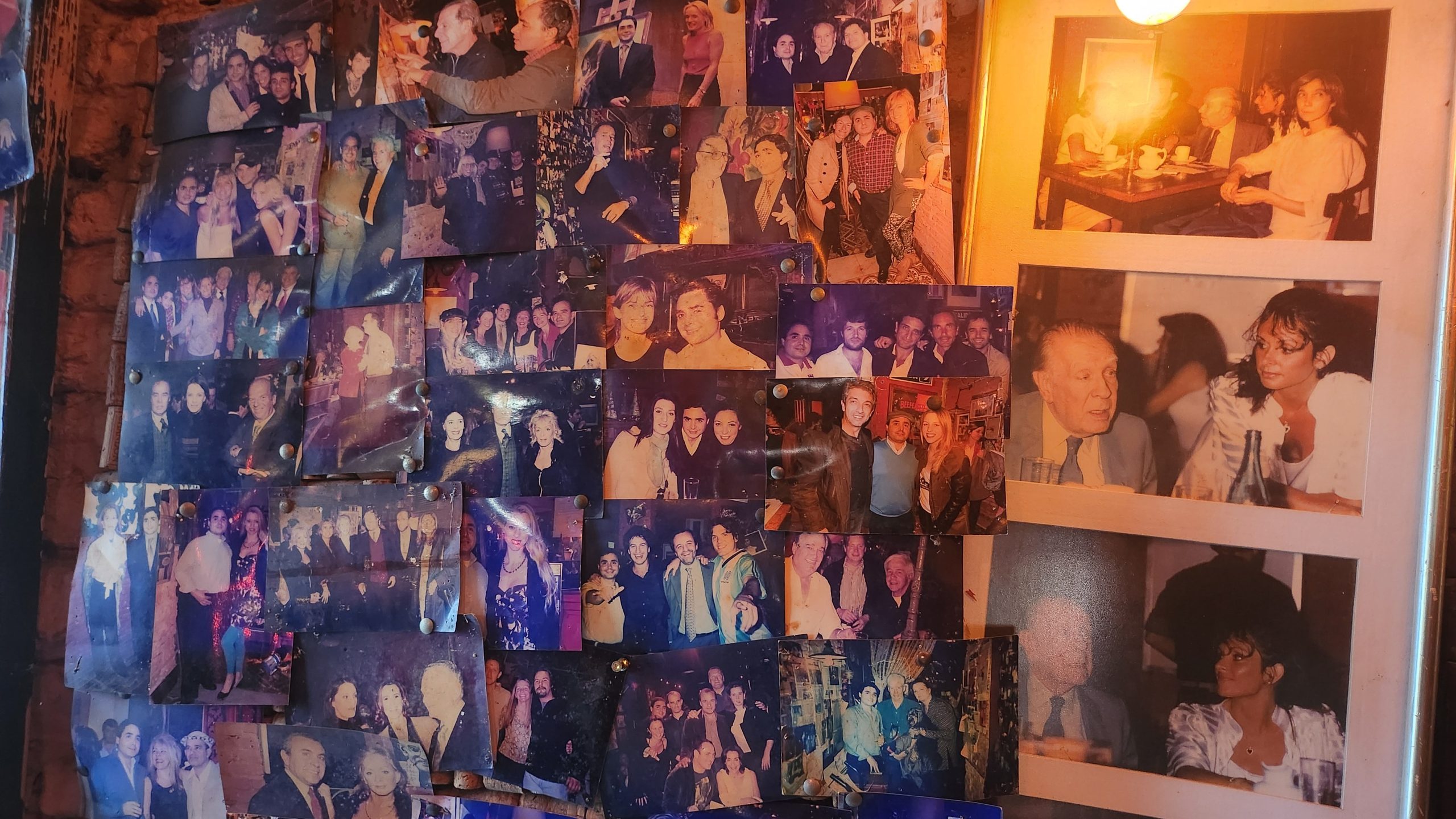 Las paredes de la entrada están cubiertas de recortes de diario y fotos de artistas y celebridades que frecuentaron el local