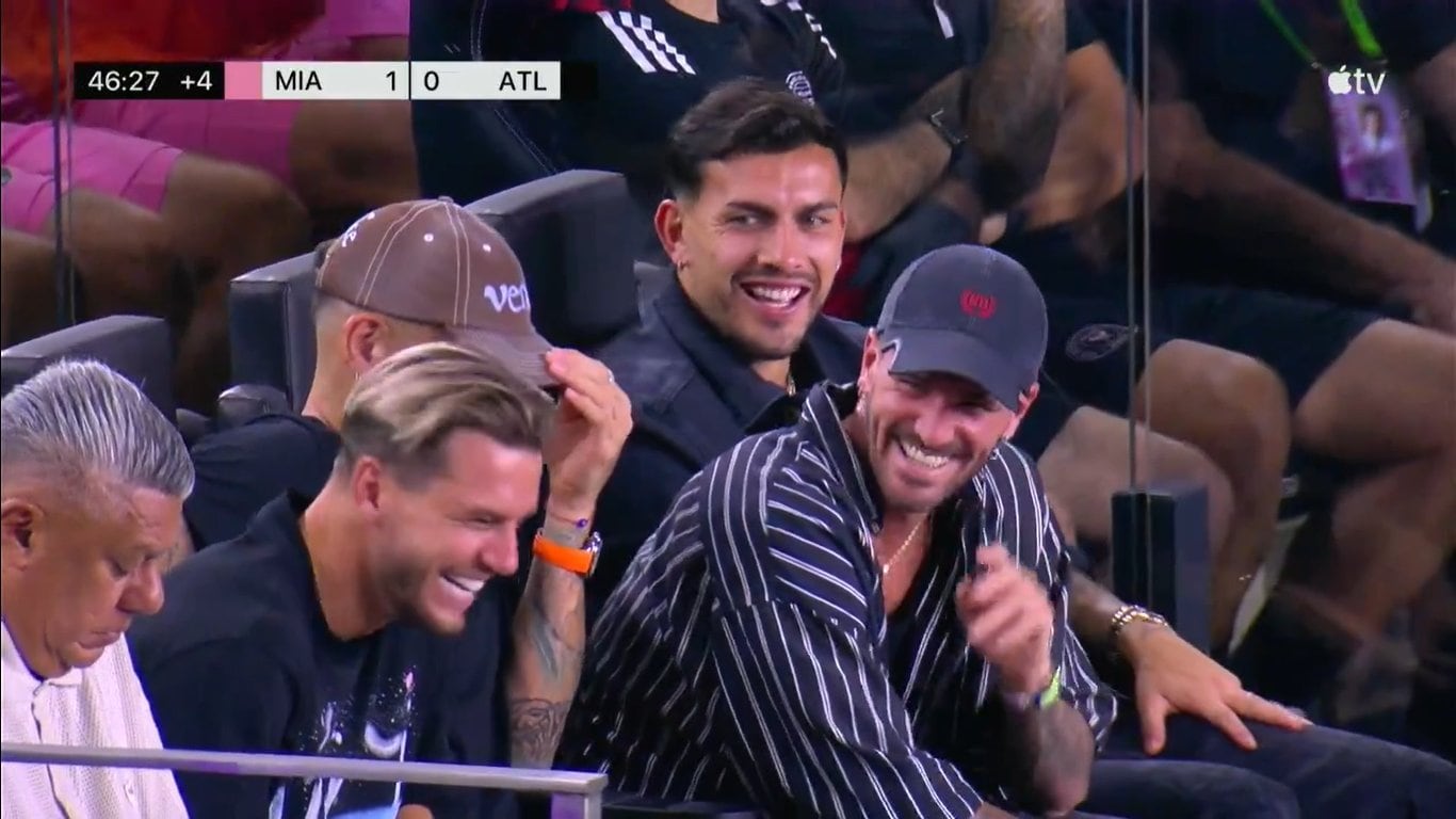 Rodrigo De Paul, Leandro Paredes, Nicolás Otamendi, Giovani Lo Celso y Chiqui Tapia presentes en el partido del Inter Miami ante Atlanta United. (Foto: Captura Apple TV).