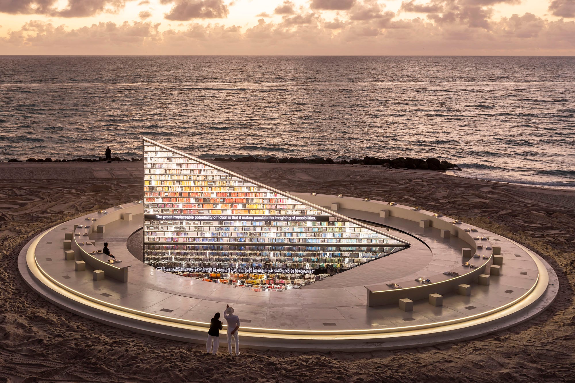 Una vista de la obra Library of Us en Miami Beach, con sus 2500 libros, sus mesas giratorias y el espejo de agua en el centro que refleja la instalación
