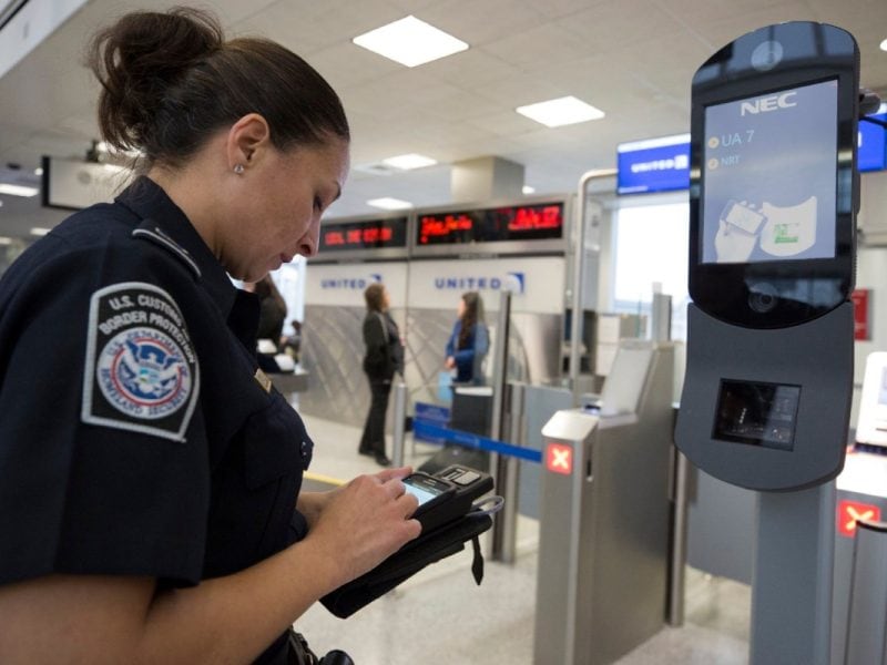 El gobierno de EE.UU. exhorta a los inmigrantes que permanecían en el país bajo parole a abandonar voluntariamente el territorio norteamericano (conexionmigrante.com)