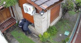 Salvaje robo a un hombre de 96 años en Lanús: delincuentes entraron a su casa y lo golpearon