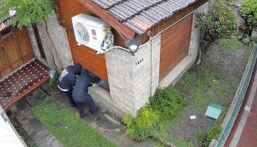 Salvaje robo a un hombre de 96 años en Lanús: delincuentes entraron a su casa y lo golpearon