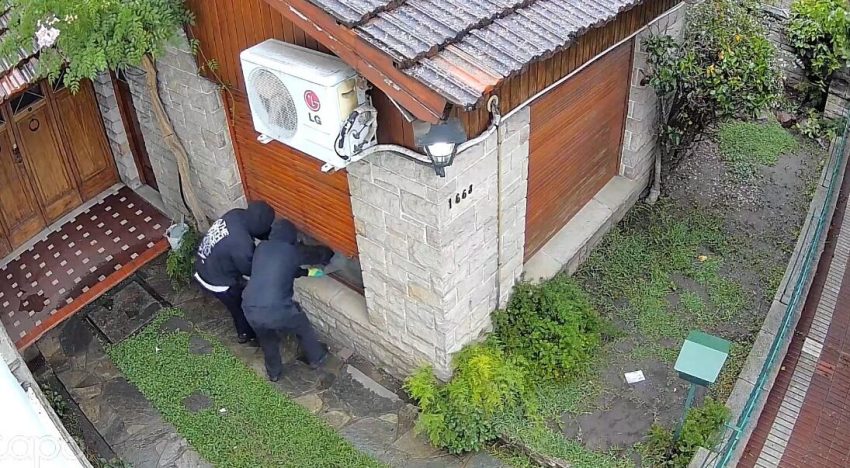 Salvaje robo a un hombre de 96 años en Lanús: delincuentes entraron a su casa y lo golpearon