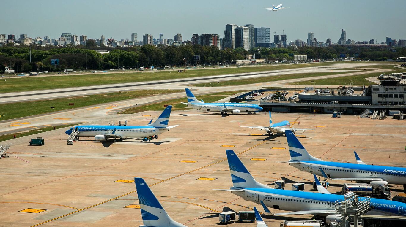 Sólo estos vuelos estarán exceptuados de la medida (Foto: NA).