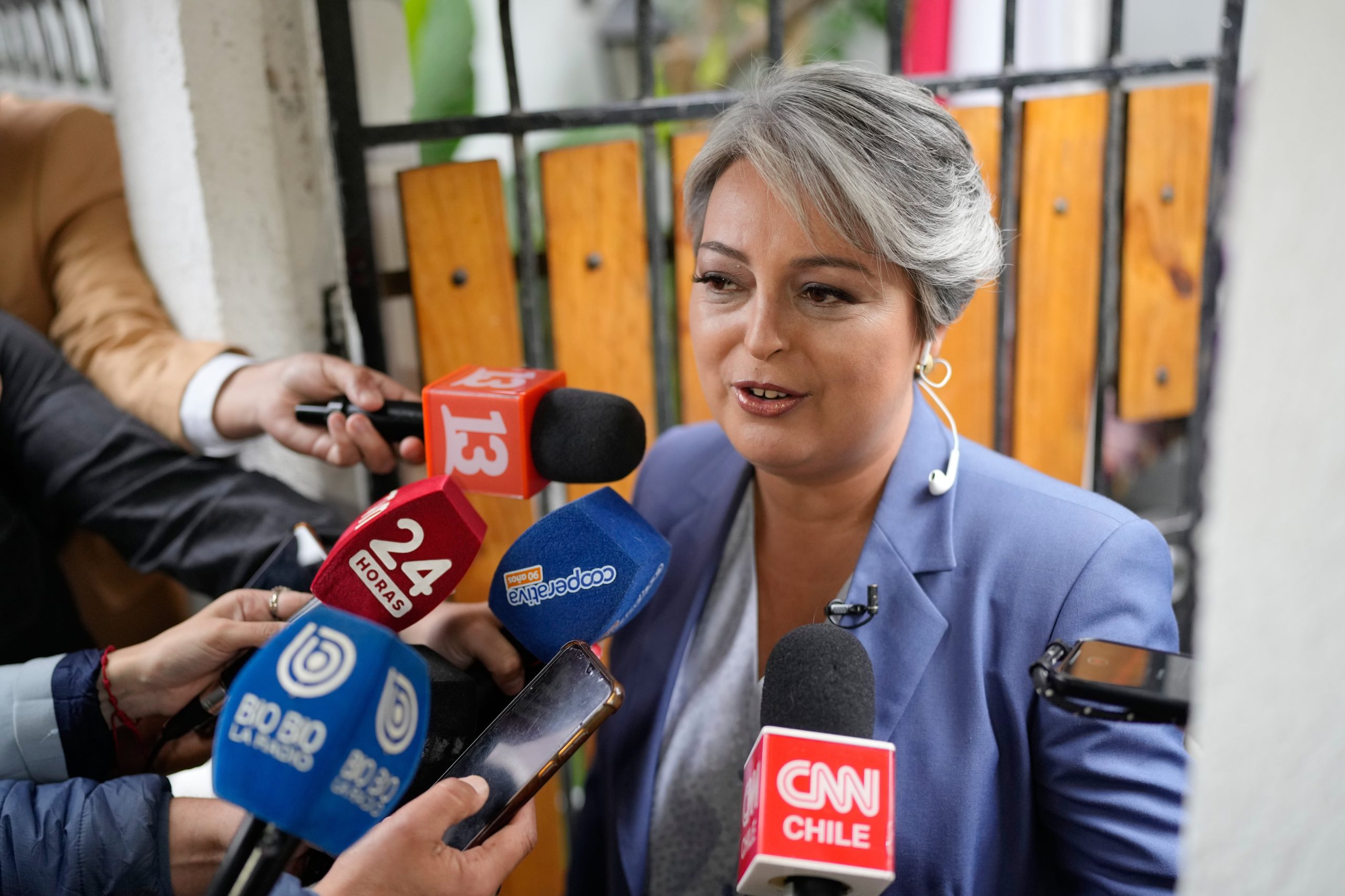 La candidata presidencial Jeannette Jara, de la coalición Unidad por Chile, habla con periodistas antes de dirigirse a votar a la casa de sus padres en Santiago de Chile, el domingo 14 de diciembre de 2025.