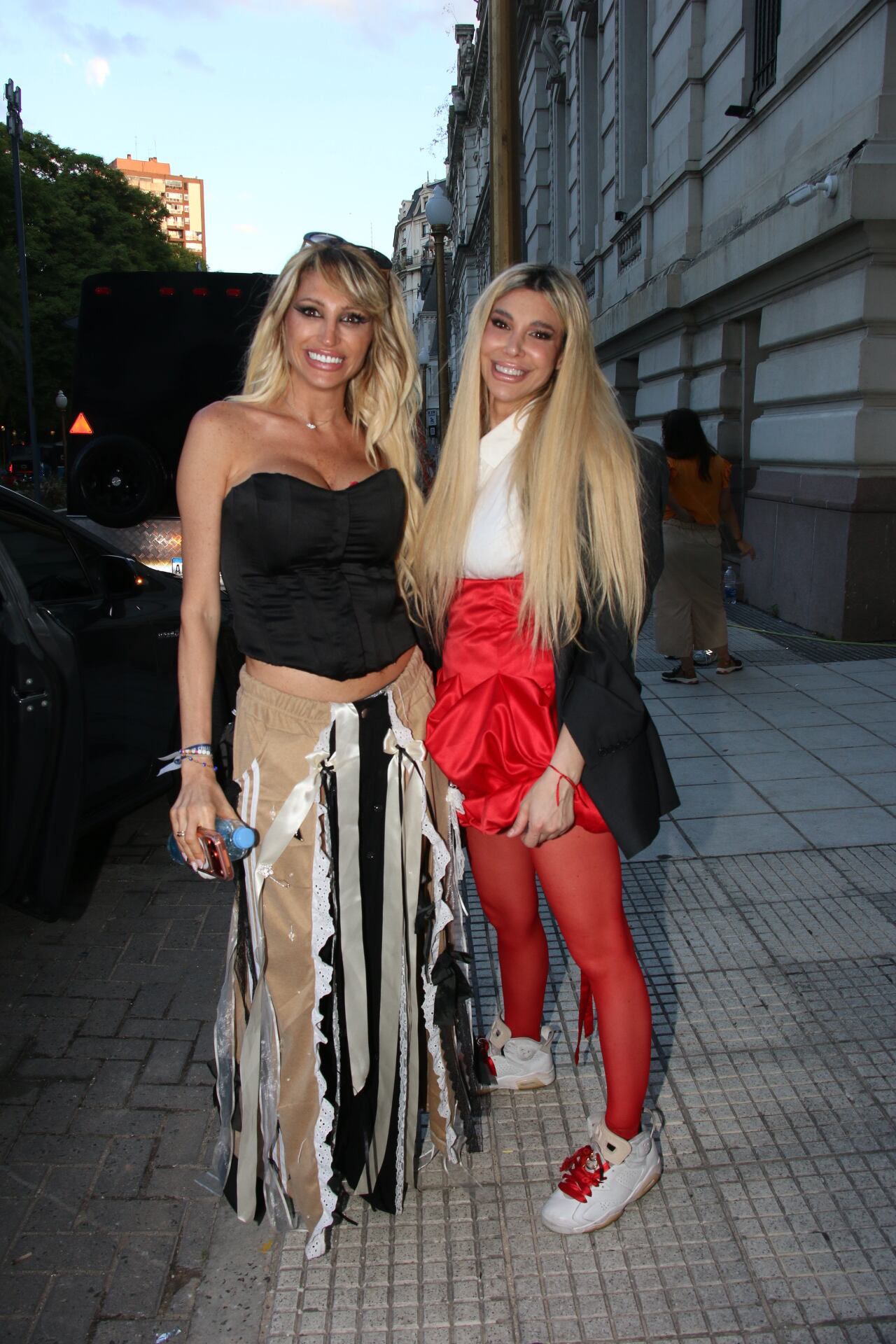 Las hermanas Vicky y Stefy Xipolitakis, presentes en las grabaciones de la serie sobre Moria Casán. (Foto: Movilpress)