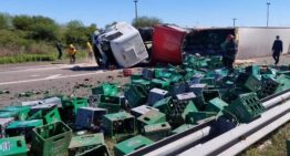 Un camión volcó en una ruta de Santa Fe y los vecinos se robaron los cajones de cerveza que llevaba